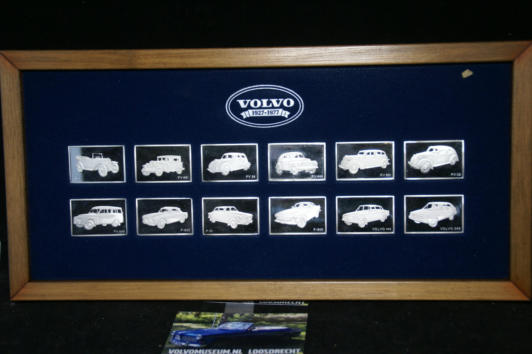 DSC03026 Volvo jubileumset 1927-1977 zilveren plaatjes met Volvomodellen in houten kist