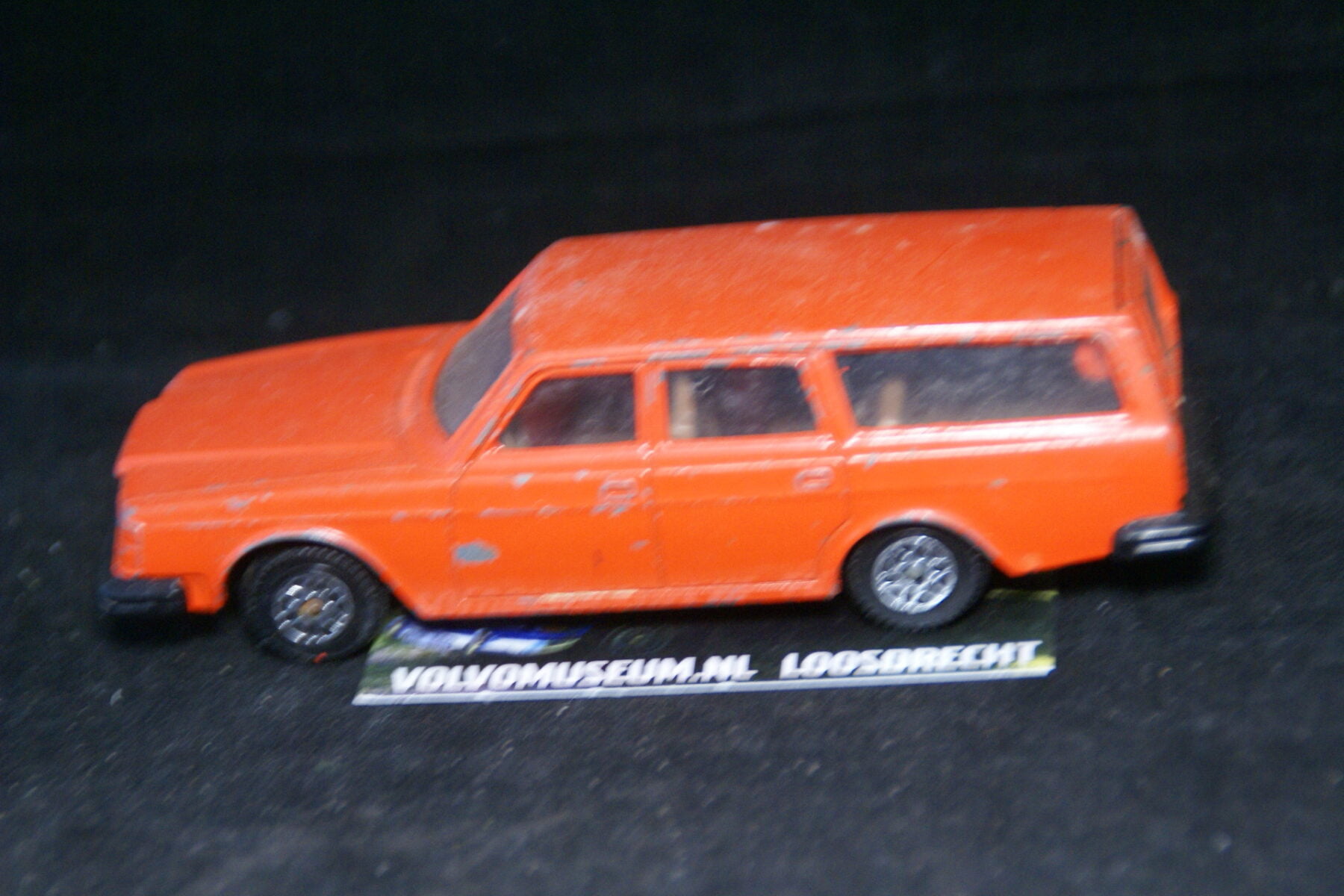 DSC03060 miniatuur Volvo 265 oranje 1op43 Norev bespeeld