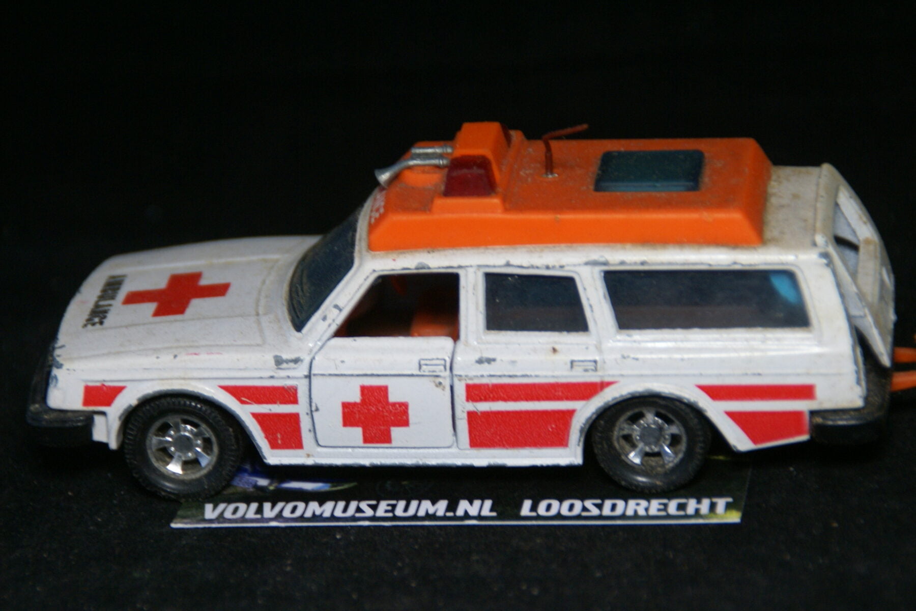 DSC03062 miniatuur Volvo 245 ambulance ca 1op36 Matchbox K-74 bespeeld