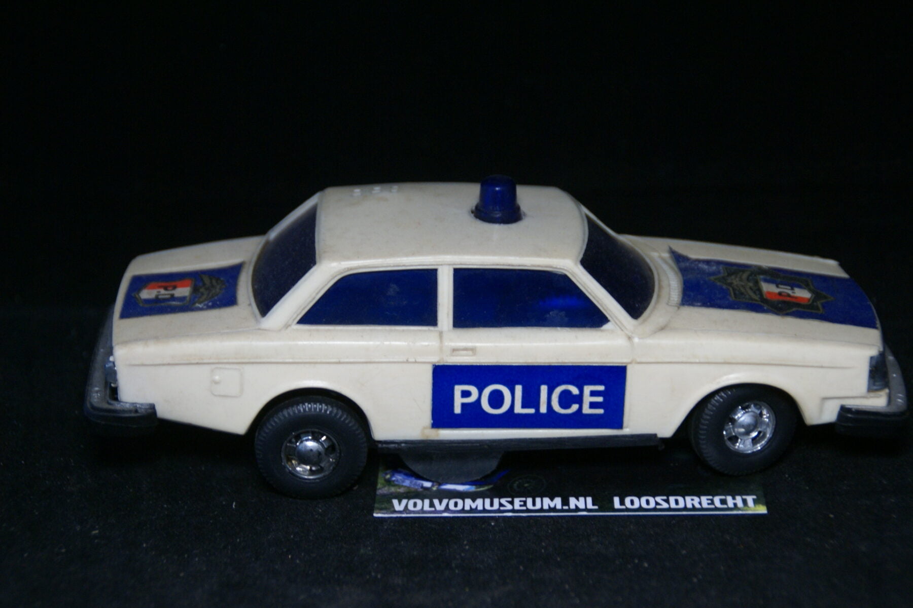 DSC03064 miniatuur Volvo 244 police ca 1op30 bespeeld