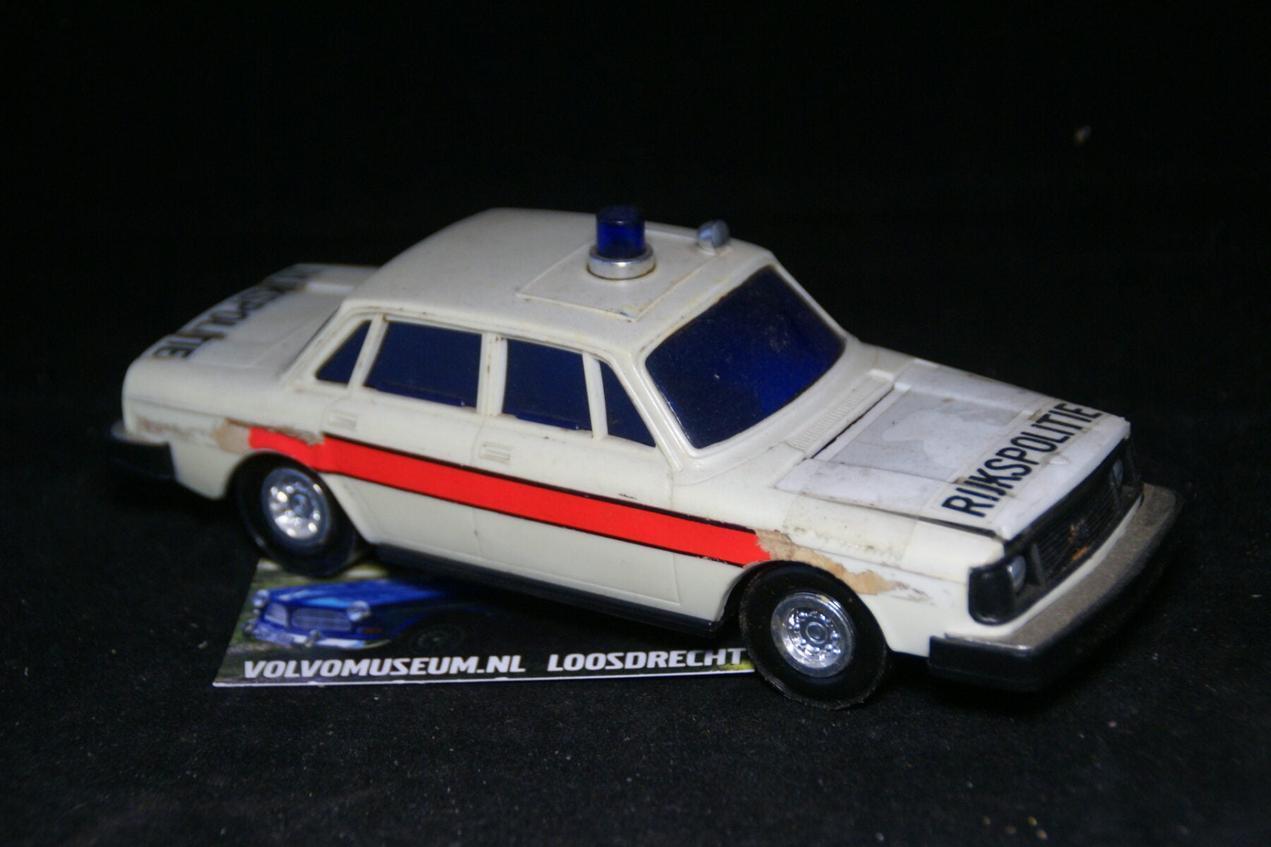 DSC03065 miniatuur Volvo 244 rijkspolitie ca 1op30 Lucky Toys bespeeld