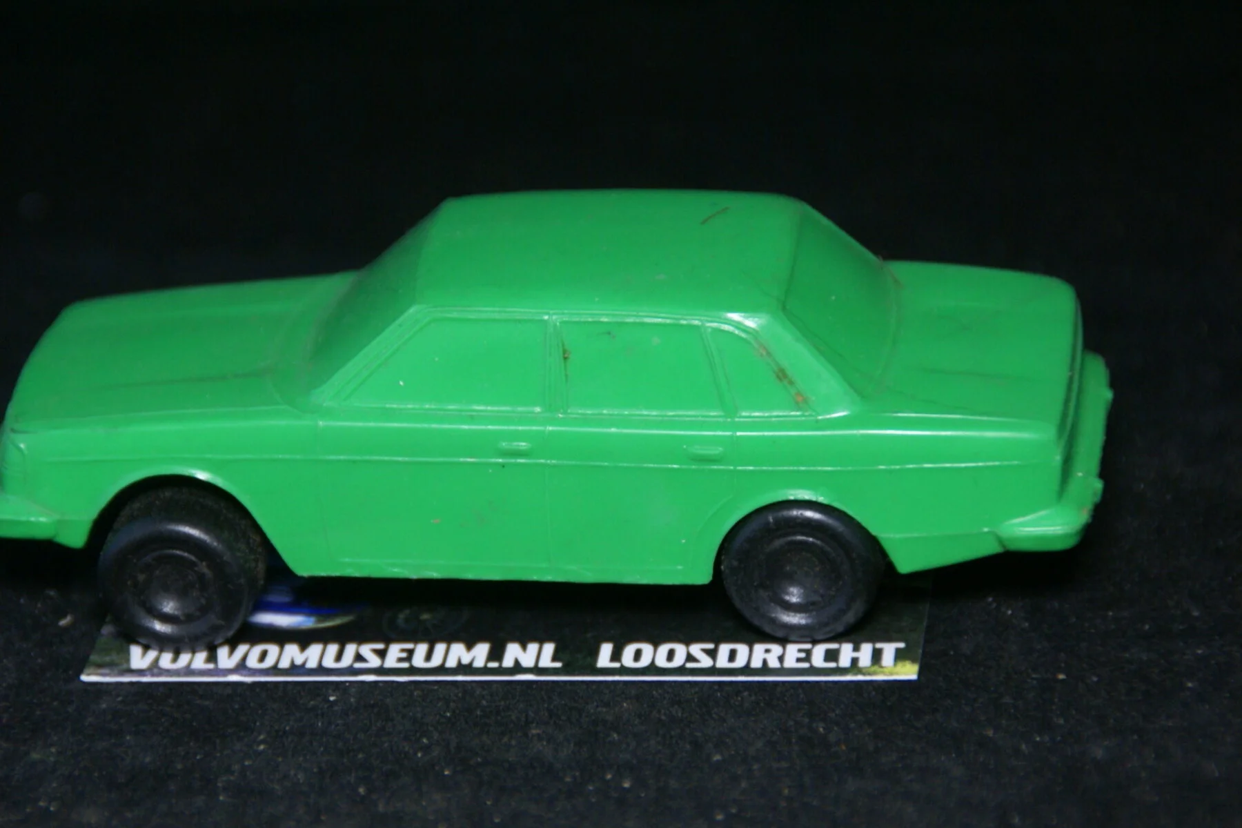 DSC03067 miniatuur Volvo 244 groen ca 1op43 Tomte Galanite bespeeld