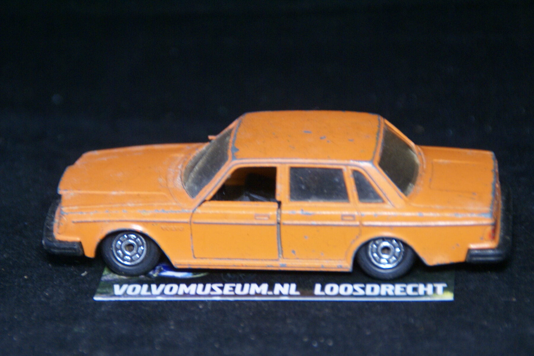 DSC03068 miniatuur Volvo 264 oranje 1op43 Norev bespeeld
