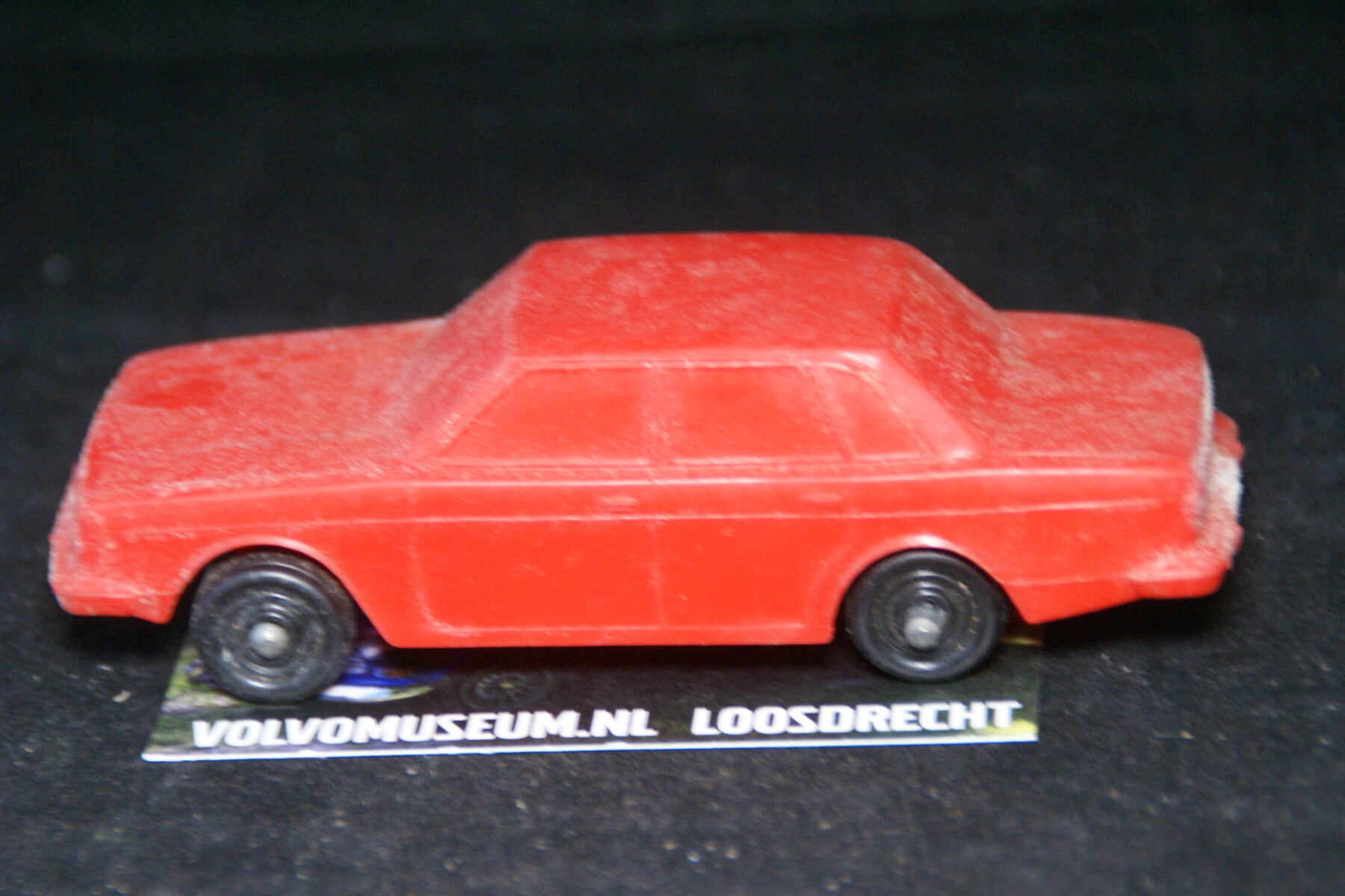 DSC03069 miniatuur Volvo 244 rood ca 1op43 Tomte Galanite bespeeld