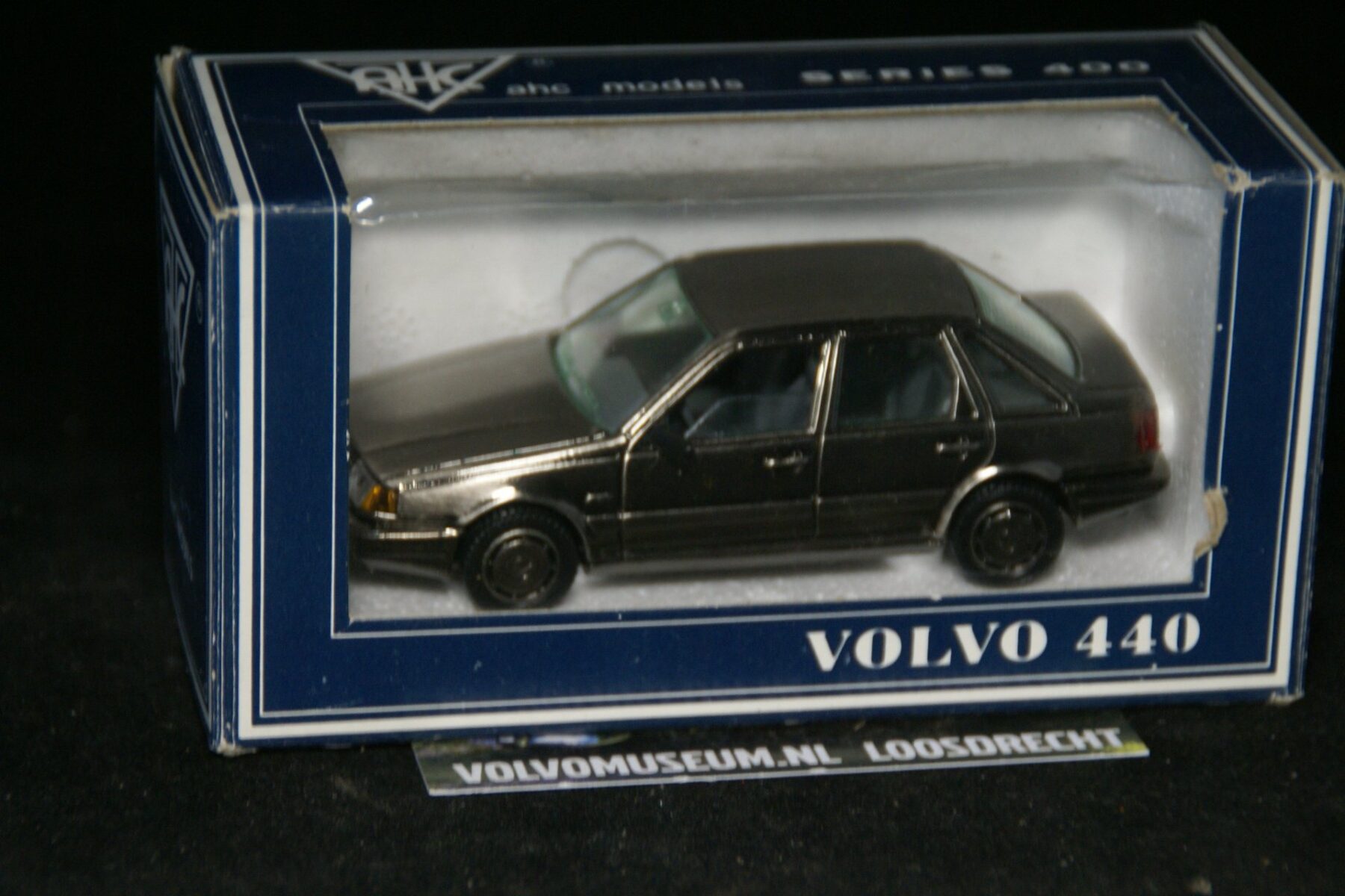 DSC03099 miniatuur Volvo 440 bronze 1op43 AHC MB