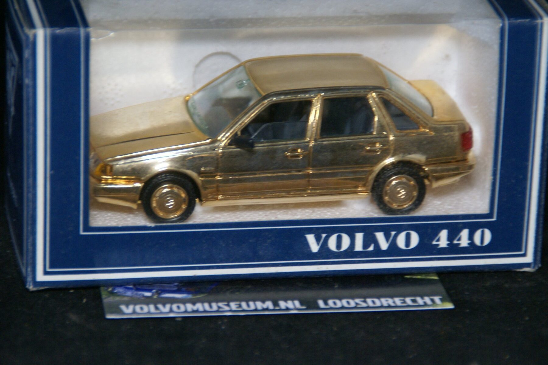 DSC03100 miniatuur Volvo 440 goud 1op43 AHC MB