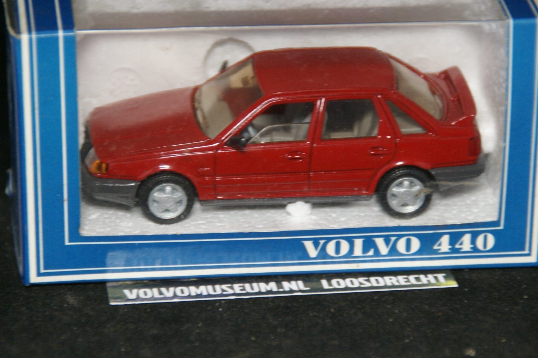 DSC03101 miniatuur Volvo 440 rood 1op43 AHC MB