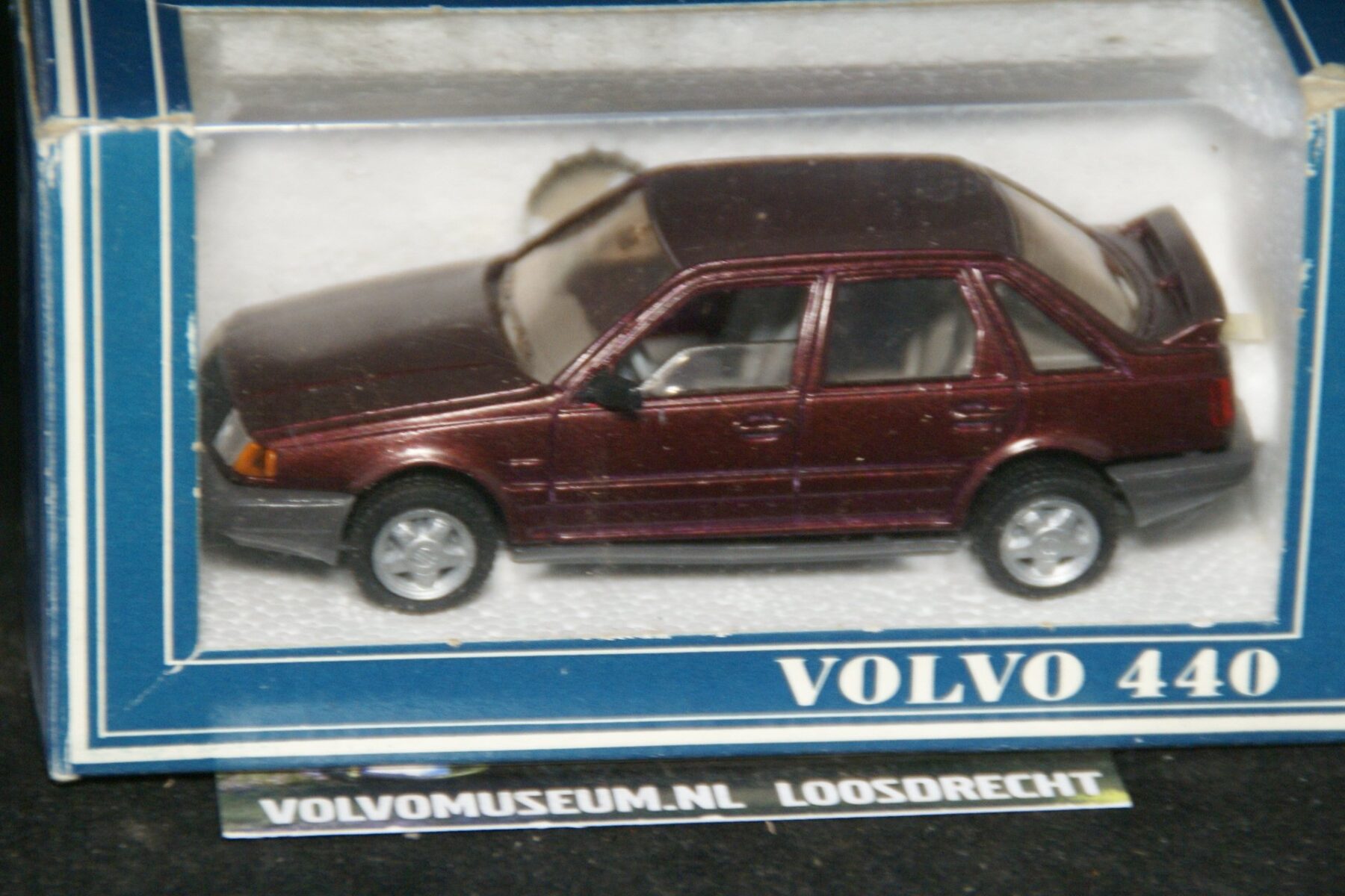 DSC03102 miniatuur Volvo 440 donkerrood 1op43 AHC MB