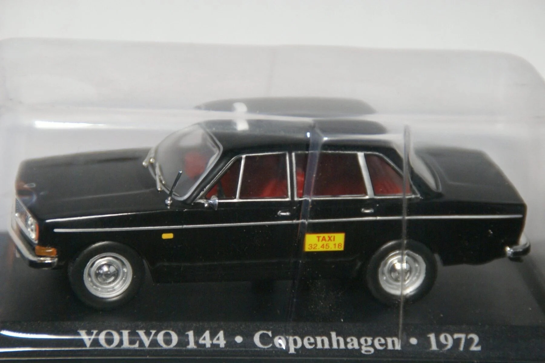 DSC03123 miniatuur 1972 Volvo 144 Copenhagen TAXI 1op43 MB