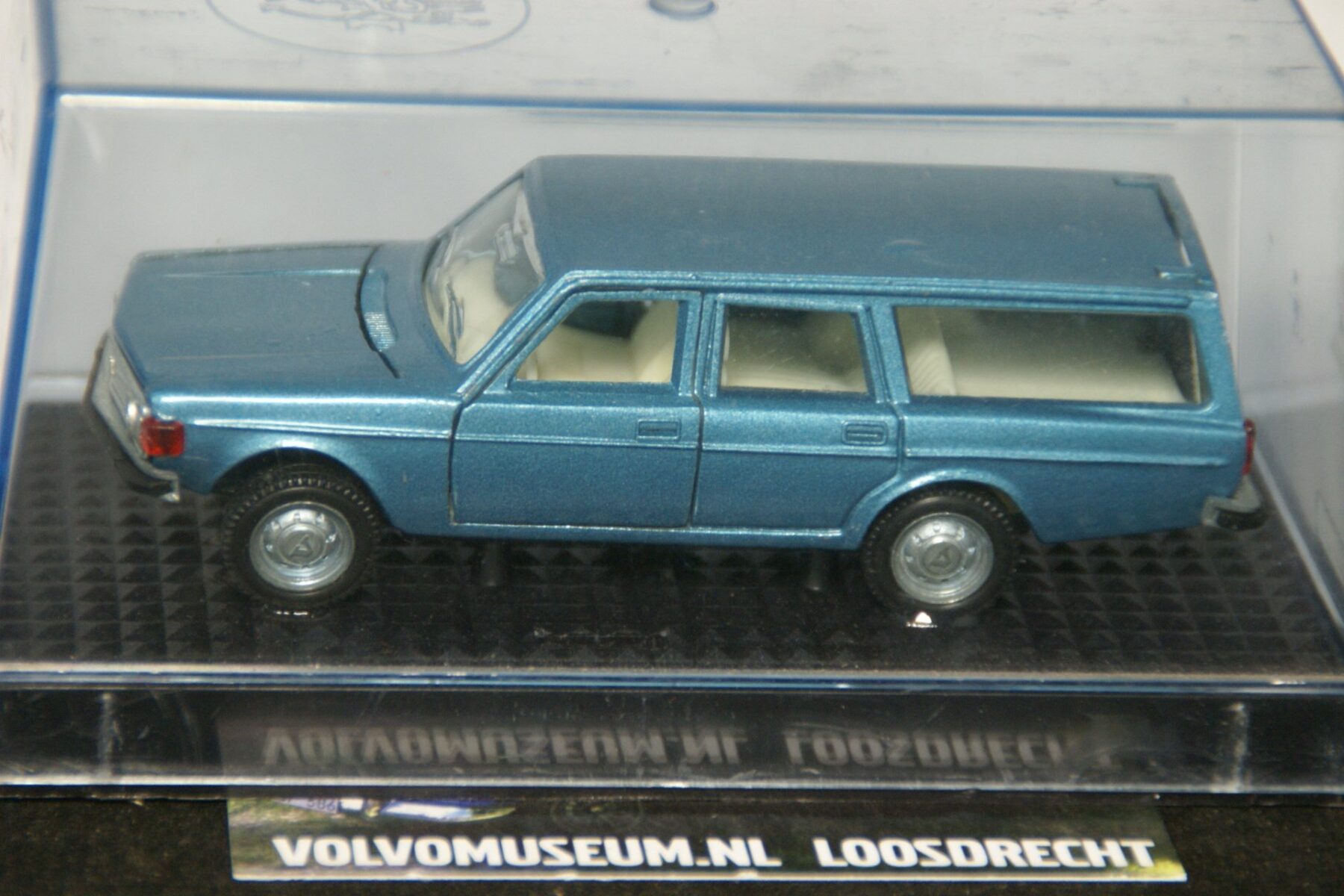 DSC03124 miniatuur Volvo 145 blauwmet 1op43 Nacoral Intercars MB