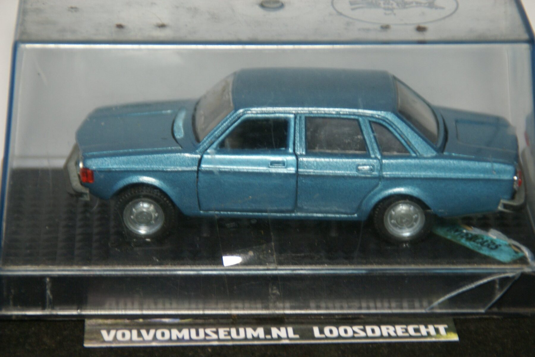 DSC03125 miniatuur Volvo 144 blauwmet 1op43 Nacoral Intercars MB