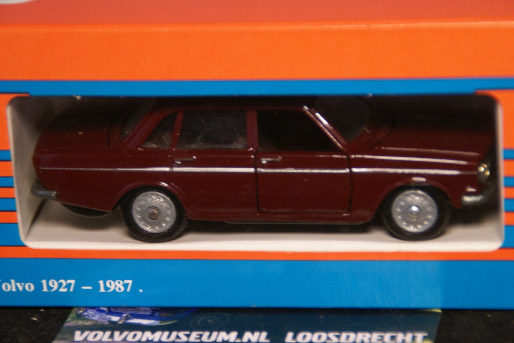 DSC03127 miniatuur Volvo 144 rood 1op43 Tekno Holland MB