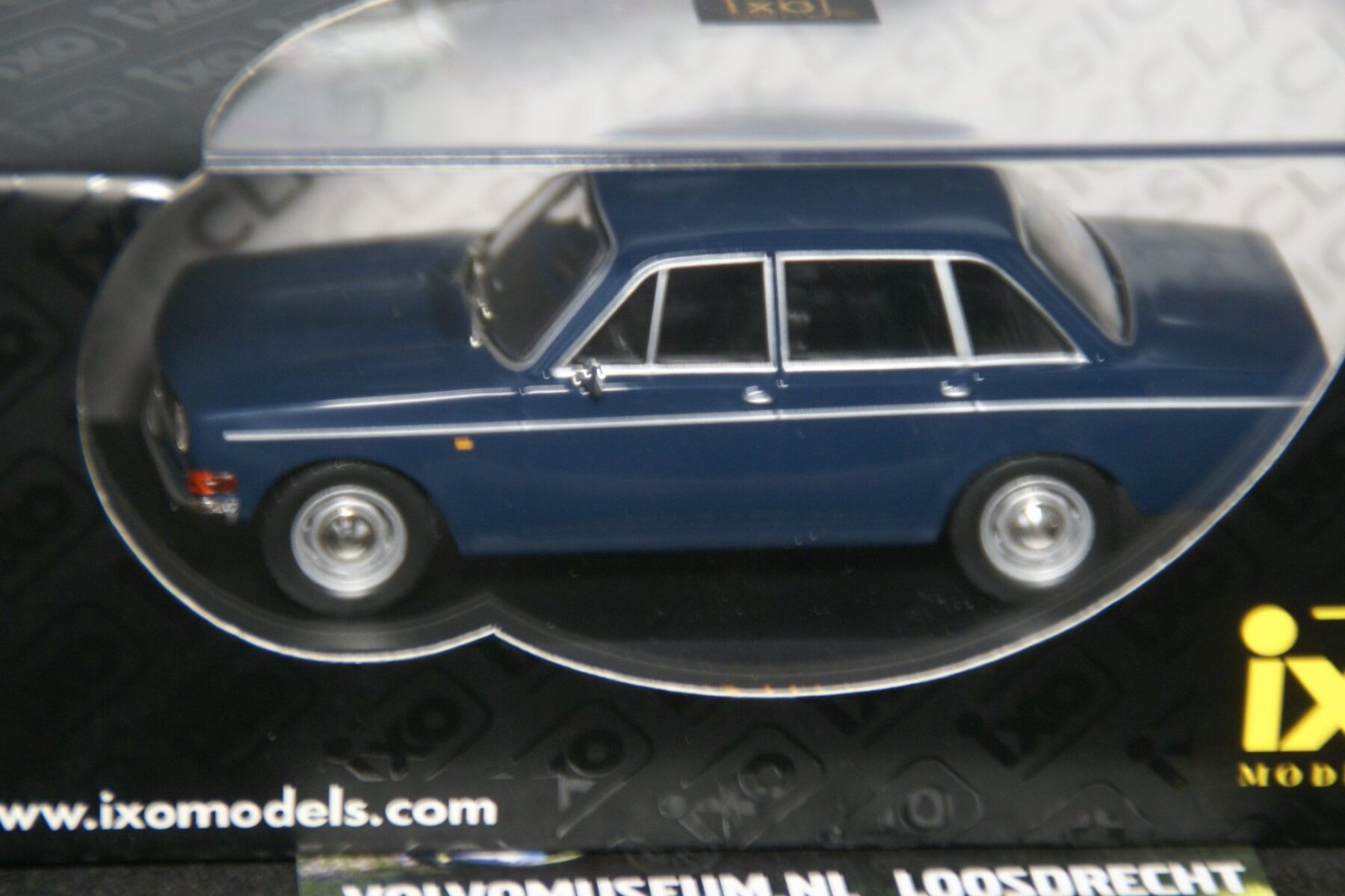 DSC03128 miniatuur Volvo 144 blauw 1op43 IXO MB