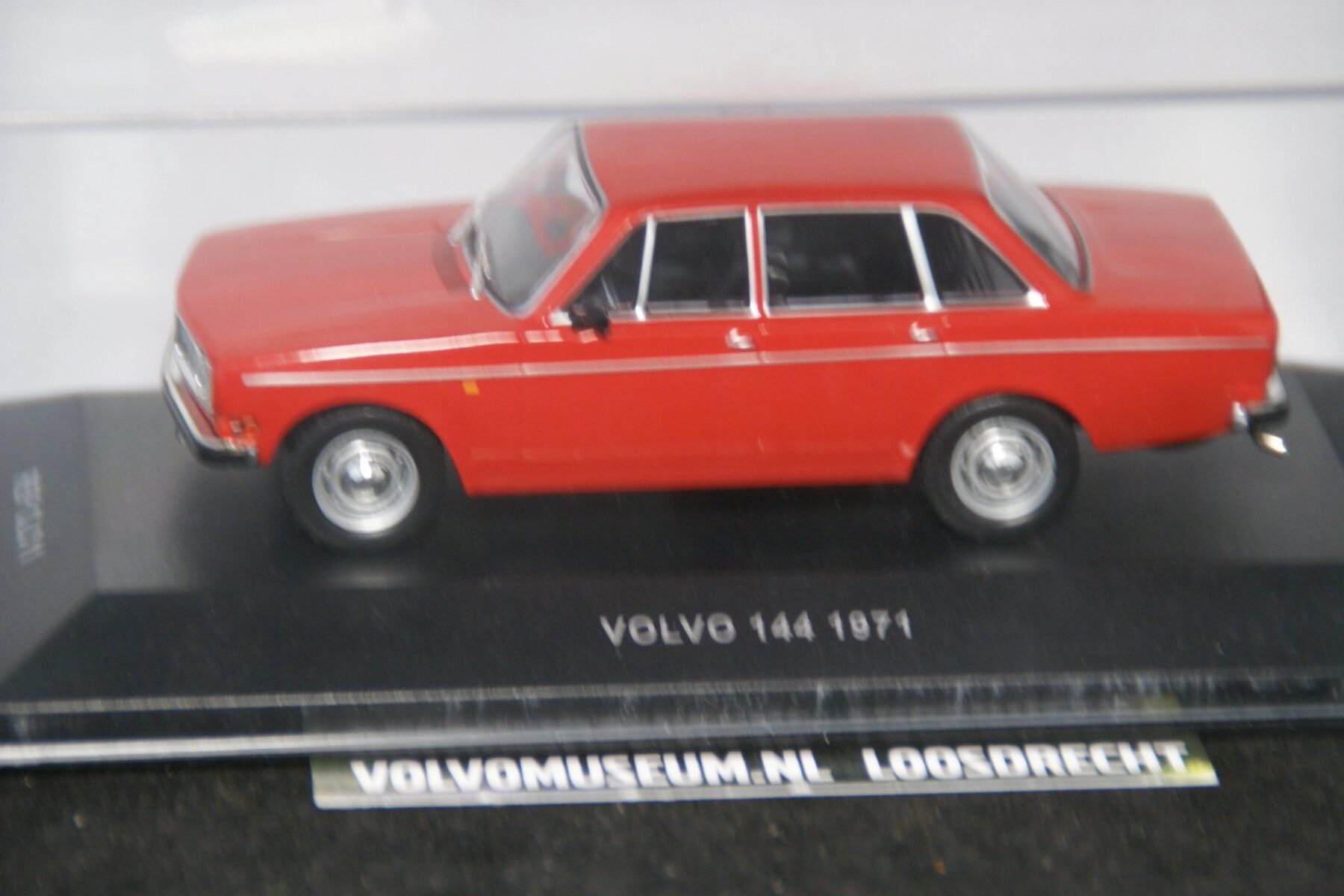 DSC03130 miniatuur Volvo 144 rood 1op43 MB