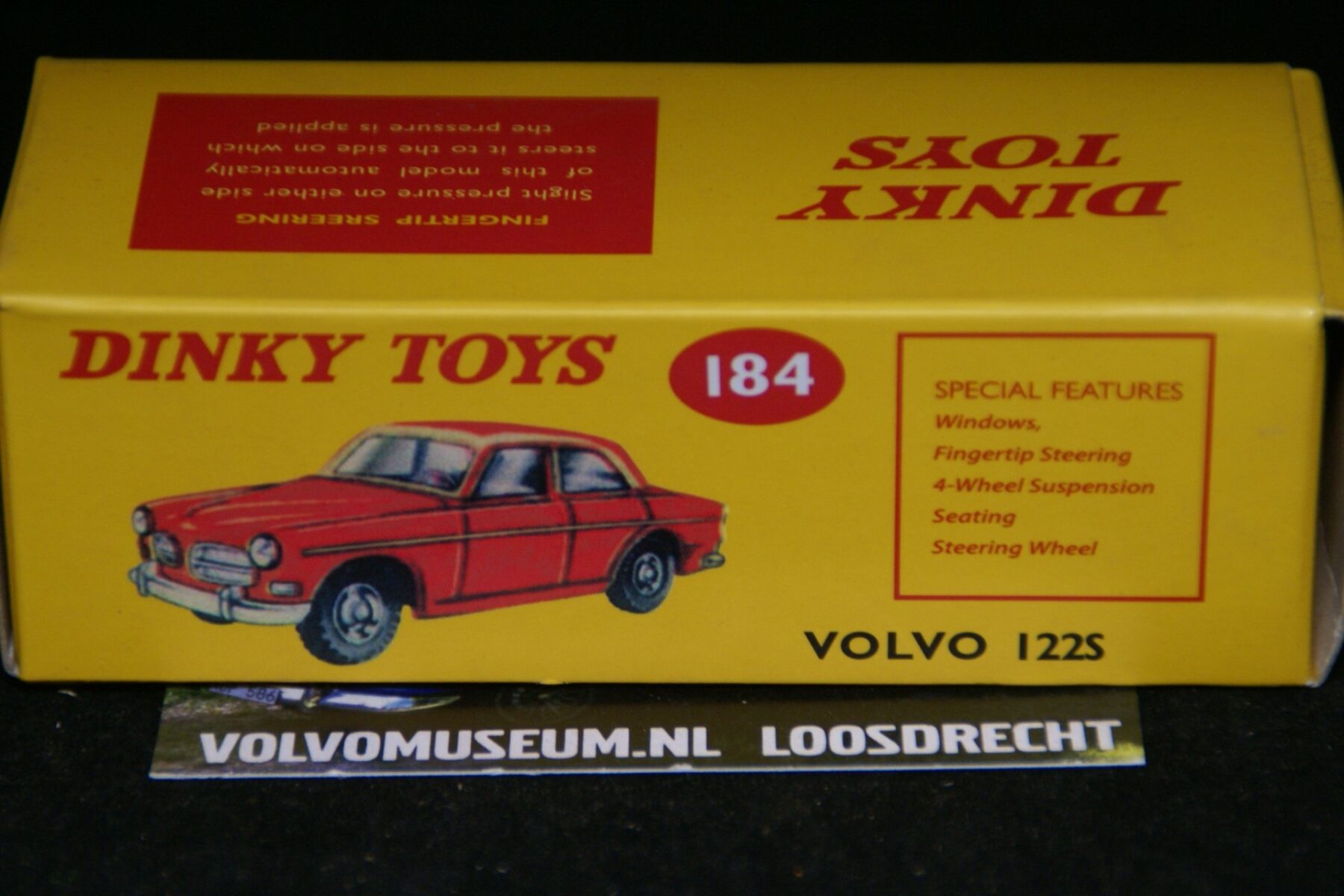 DSC03139 miniatuur Volvo Amazon 122S rood 1op43 Dinky Toys 184 MB