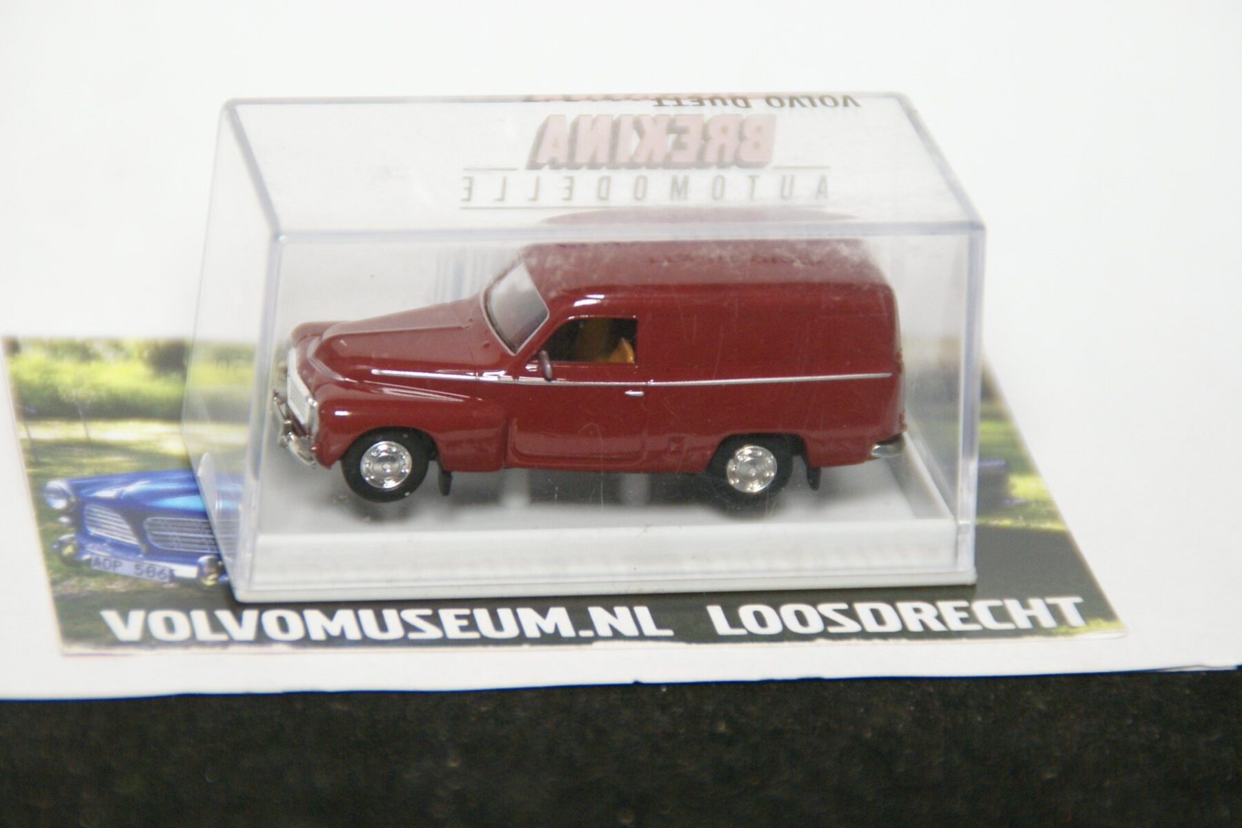 DSC03185 miniatuur Volvo Duett 210 van rood 1op87 Brekina 29350 MB