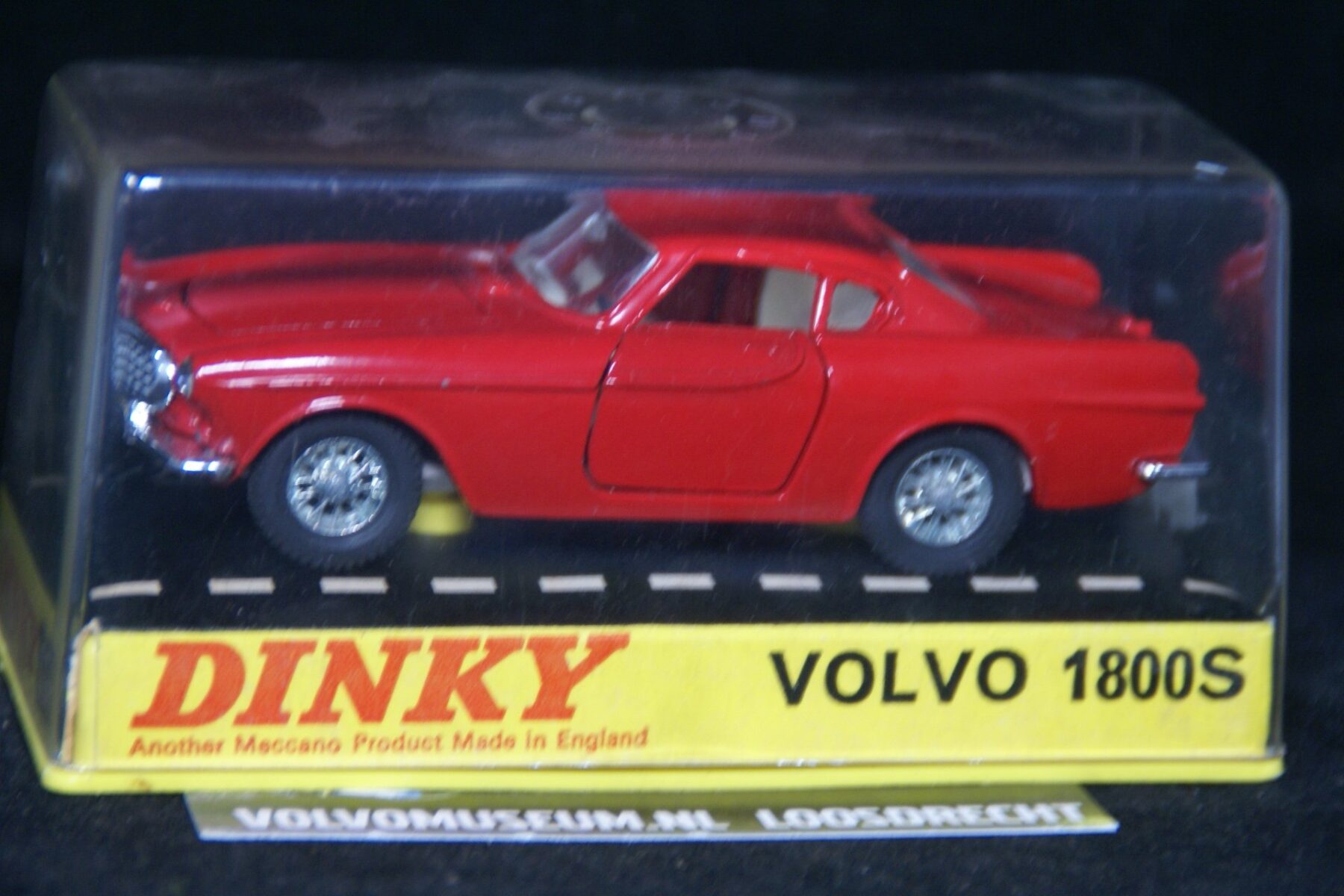 DSC03190 miniatuur Volvo P1800 rood 1op43 Dinky Toys MB