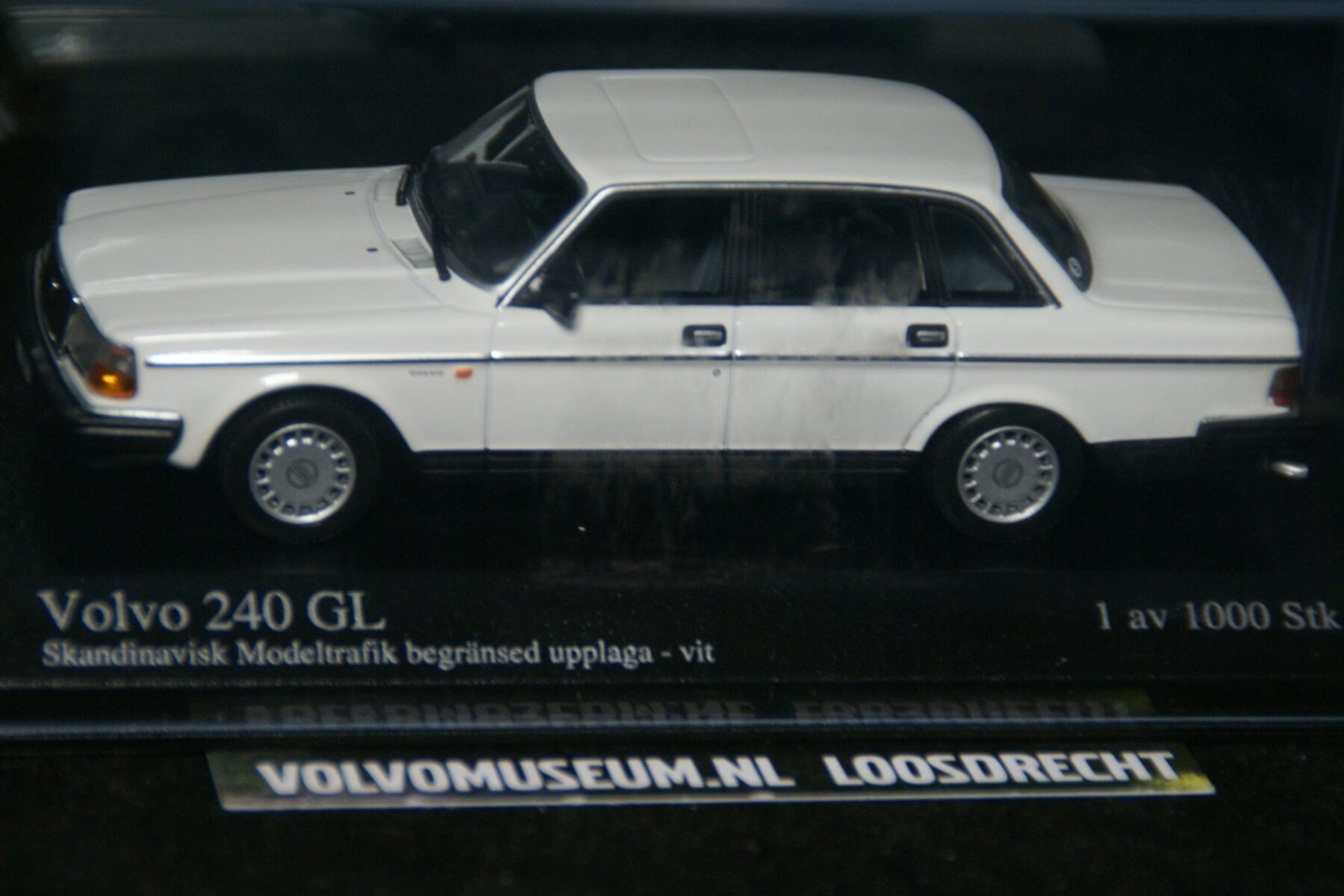 DSC03191 miniatuur Volvo 244 wit 1op43 Minichamps 1 van 1000 MB