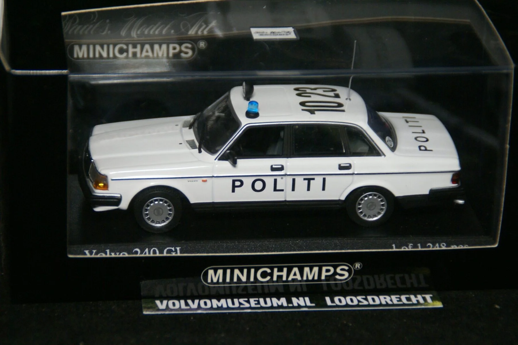 DSC03199 miniatuur 1986 Volvo 244 politi 1op43 Minichamps 171491 1 van 1248 MB