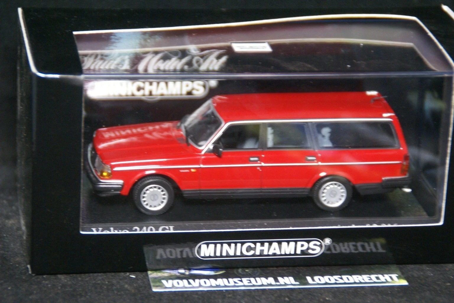 DSC03201a miniatuur 1986 Volvo 245GL rood 1op43 Minichamps 171411 1 van 2016 MB