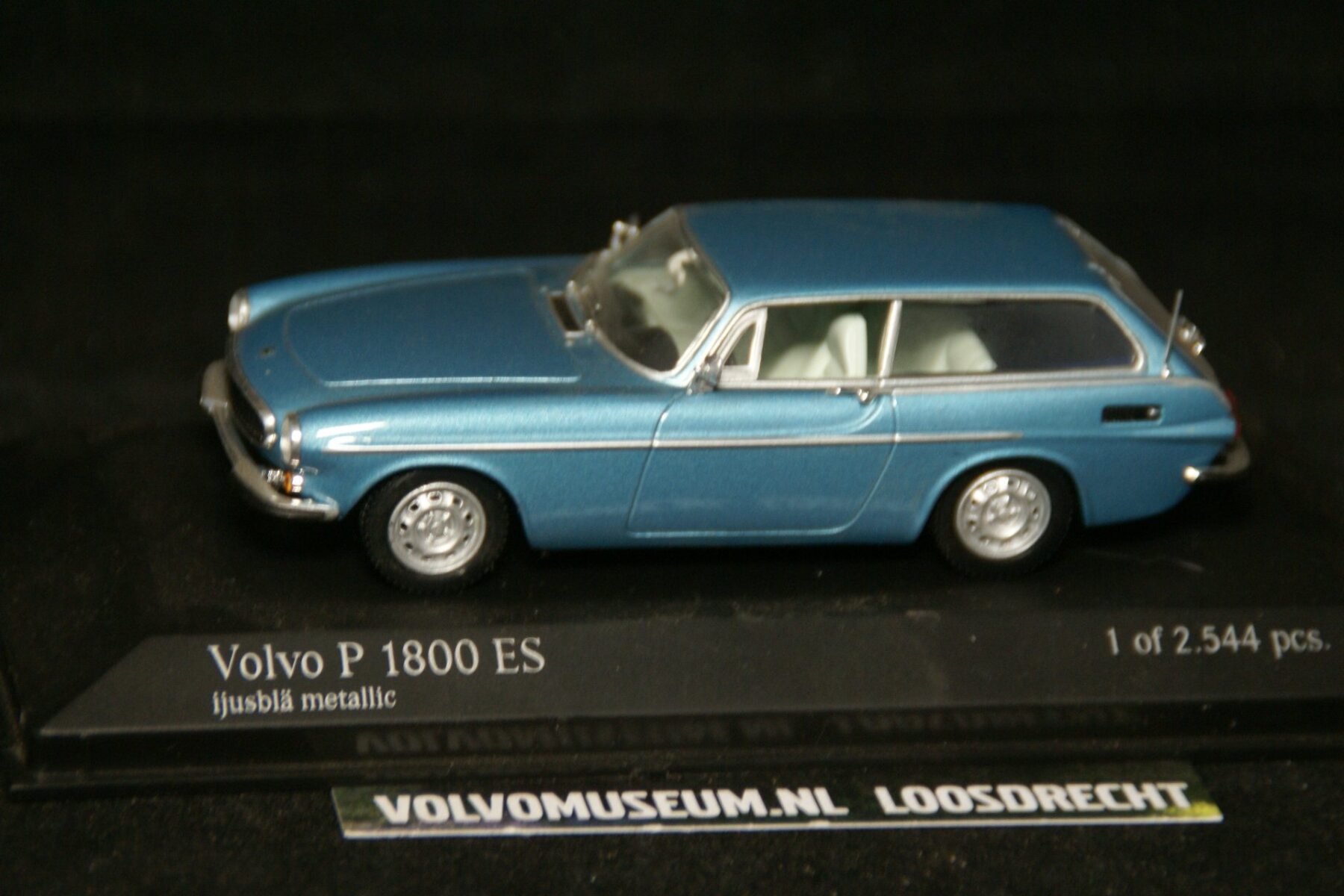 DSC03221 miniatuur 1972 Volvo P1800ES blauw met 1op43 Minichamps 1 van 2544 M