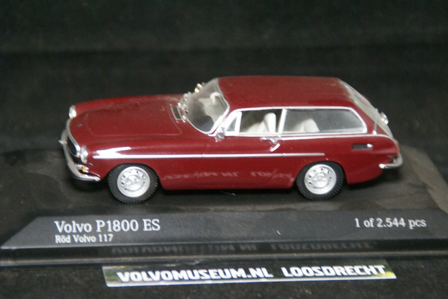 DSC03222a miniatuur 1972 Volvo P1800ES rood 1op43 Minichamps 1 van 2544 M
