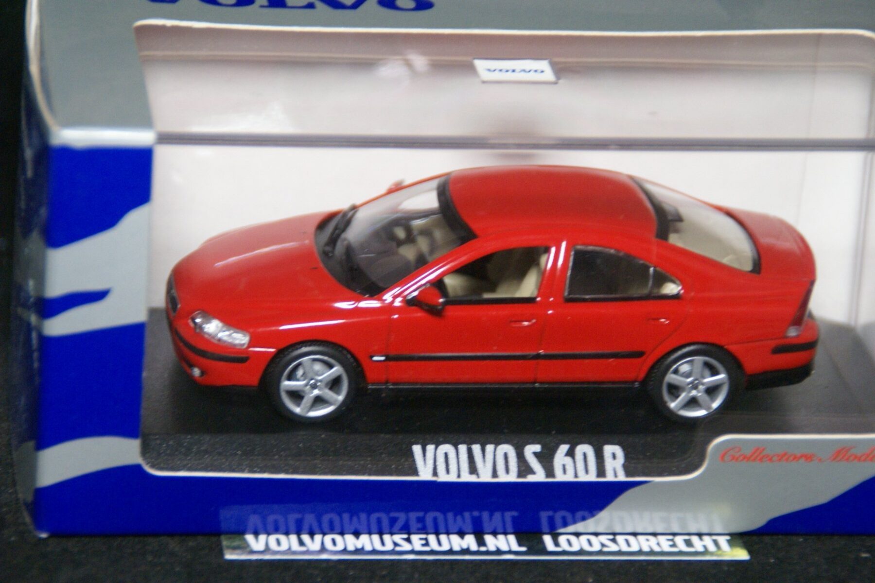DSC03231 miniatuur Volvo S60R rood 1op43 Volvo MB