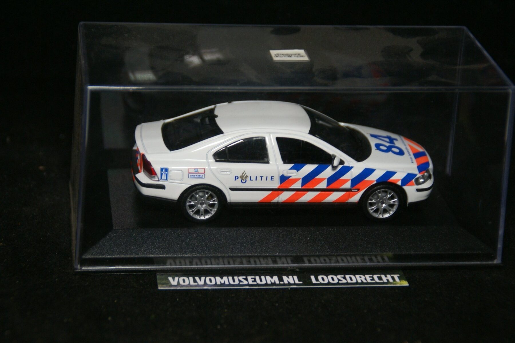 DSC03232 miniatuur Volvo S60 politie 1op43 Volvo MB