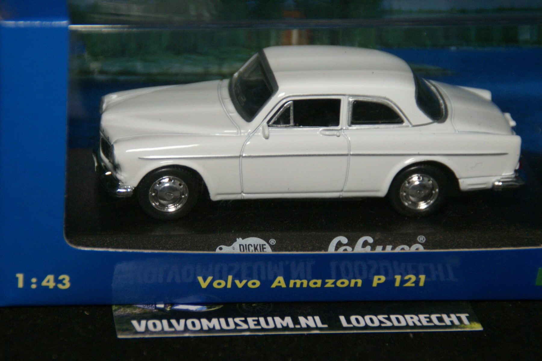 DSC03236 miniatuur Volvo Amazon 130 wit 1op43 Lätta MB