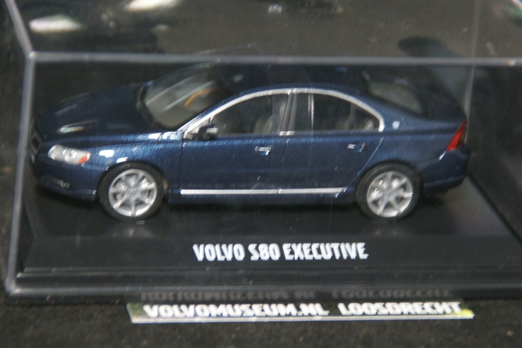 DSC03248 miniatuur Volvo S80 Executive blauwmet 1op43 Minichamps MB