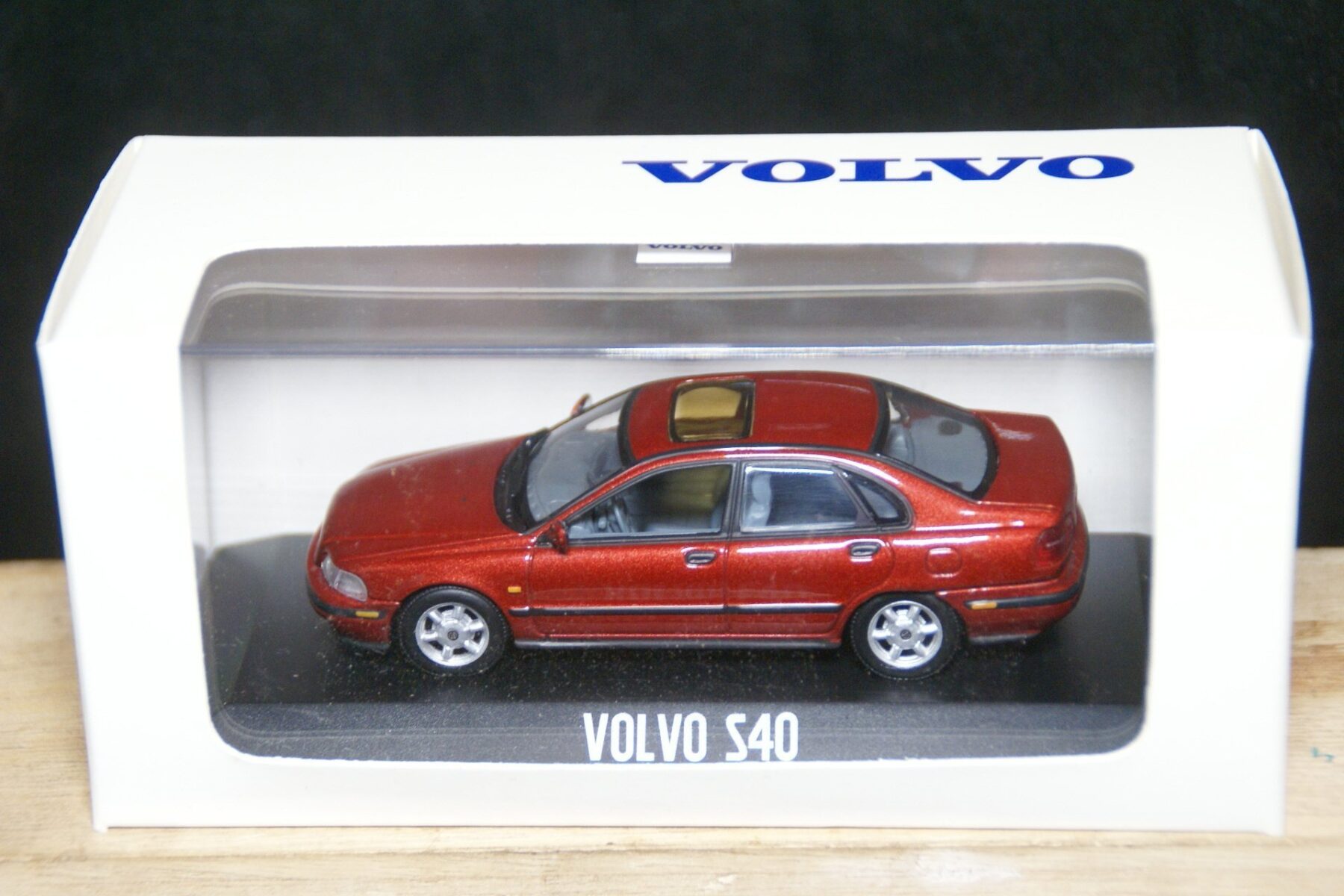 DSC05480 miniatuur Volvo S40 rood 1op43 Volvo (Minichamps) MB