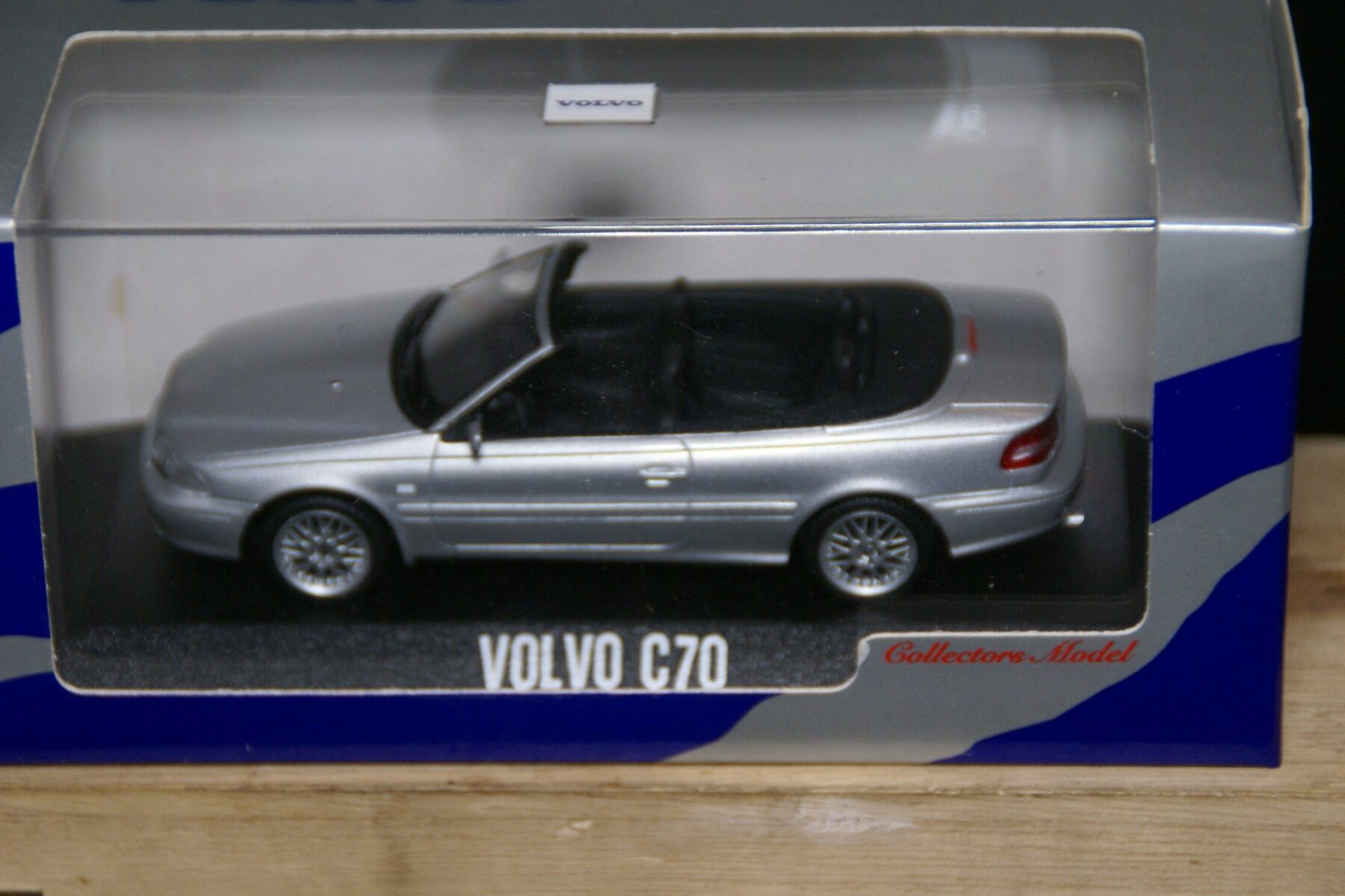 DSC05486 miniatuur Volvo C70 grijs 1op43 Volvo (Minichamps) MB