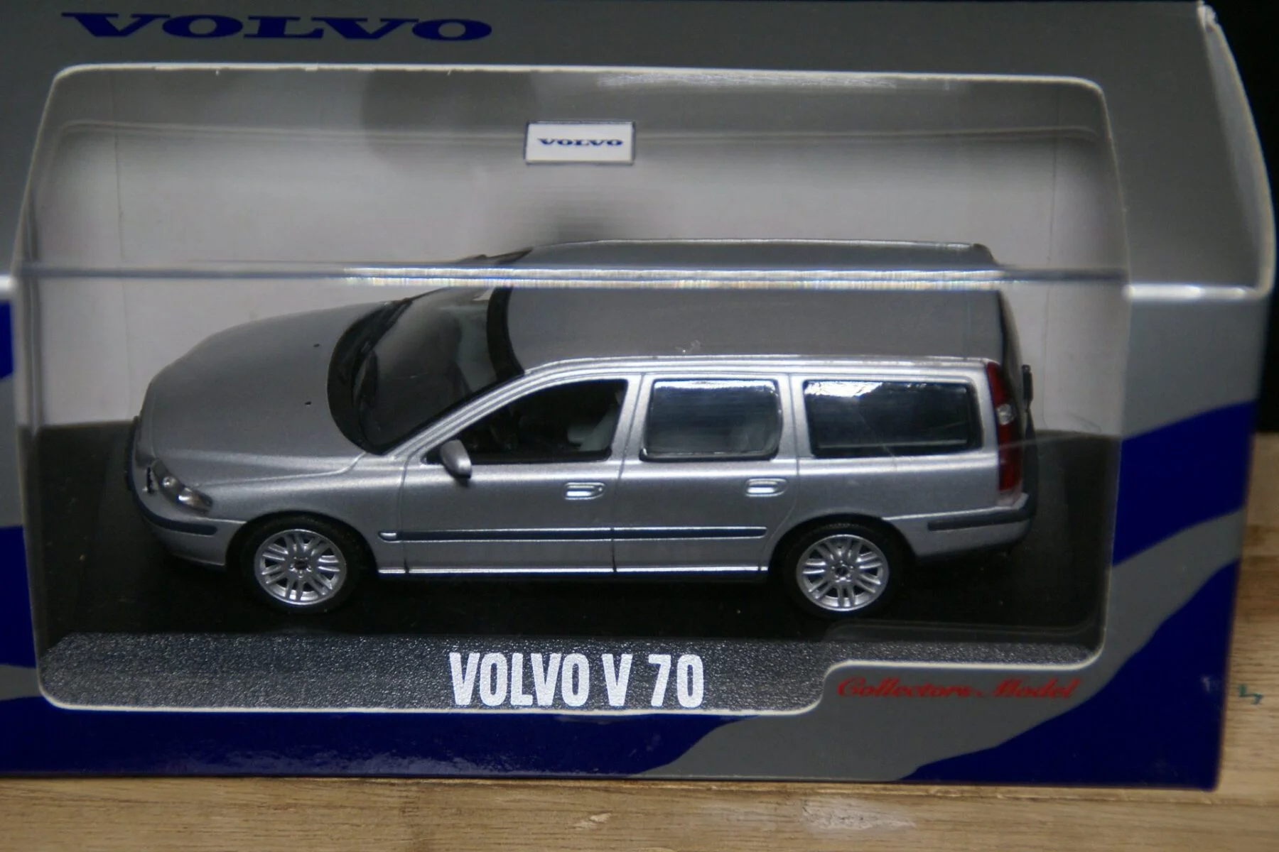 DSC05490 miniatuur Volvo V70 grijs 1op43 Volvo (Minichamps) MB