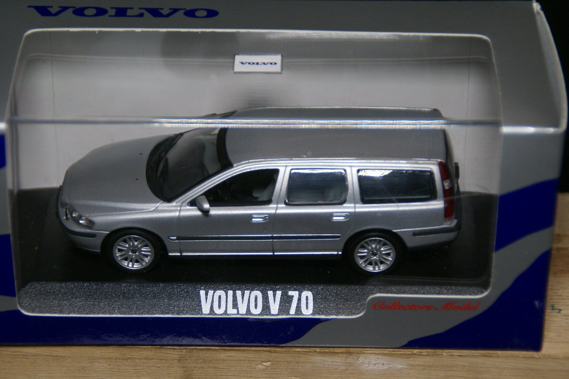 achterzijde Hong Kong kan niet zien DSC05490 miniatuur Volvo V70 grijs 1op43 Volvo (Minichamps) MB >  Zwedenparts.com