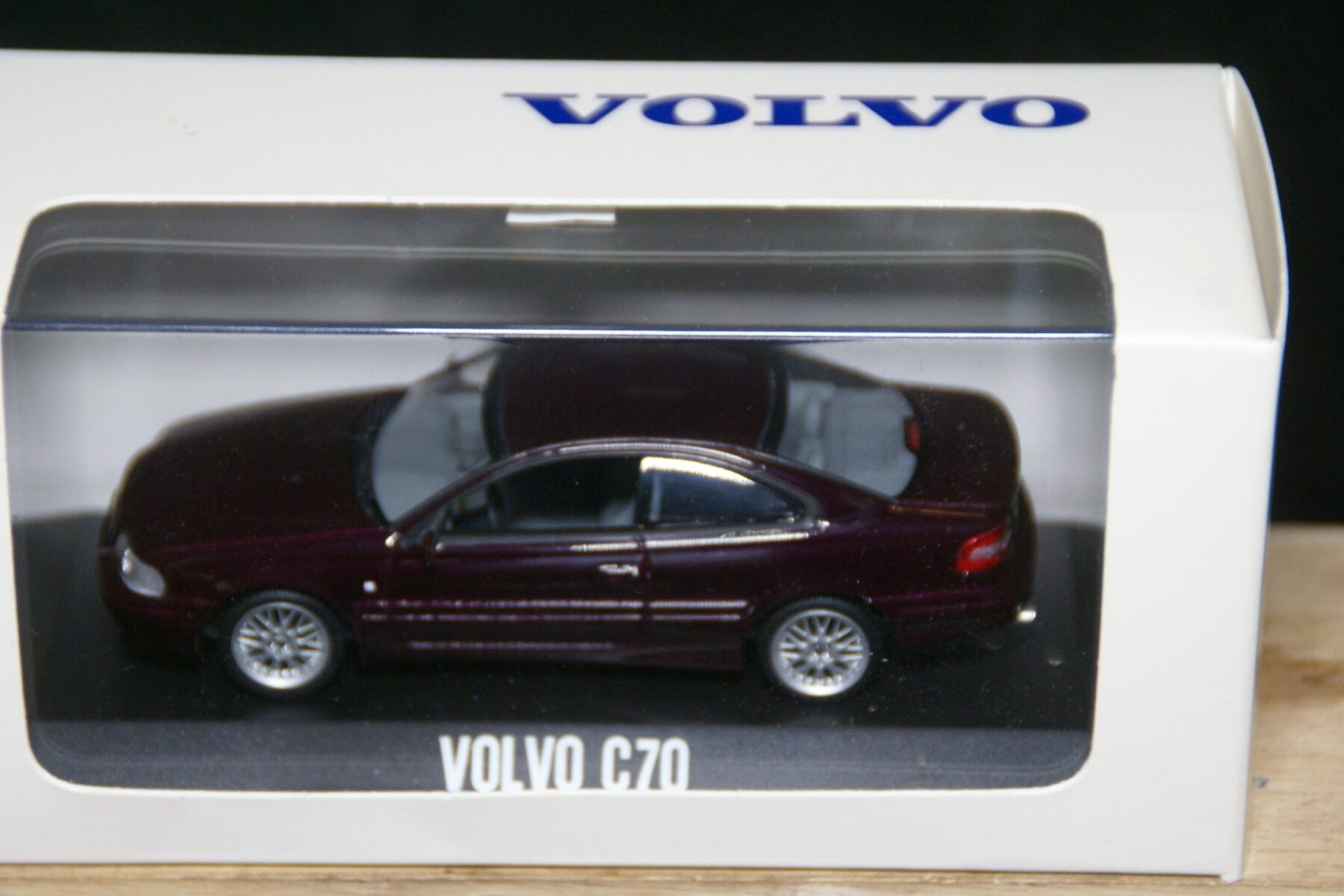 DSC05494 miniatuur Volvo C70 coupe aubergine 1op43 Volvo (Minichamps) MB