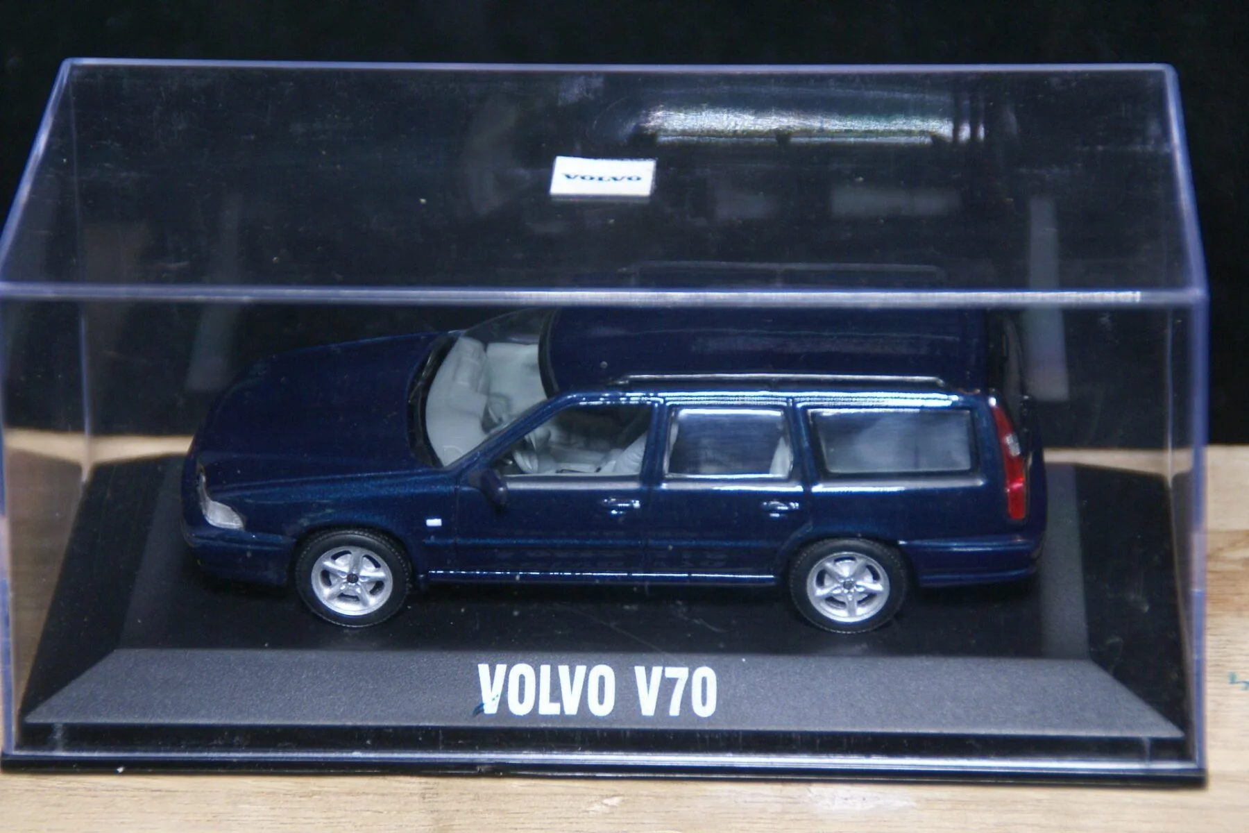 DSC05498 miniatuur Volvo V70 blauw 1op43 Volvo (Minichamps) MB