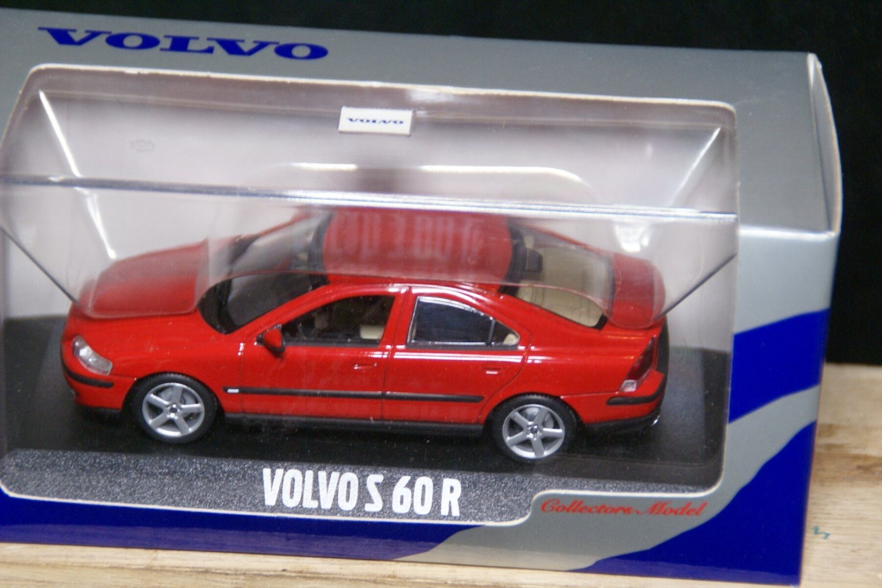DSC05512 miniatuur Volvo S60R rood 1op43 Volvo (Minichamps) MB