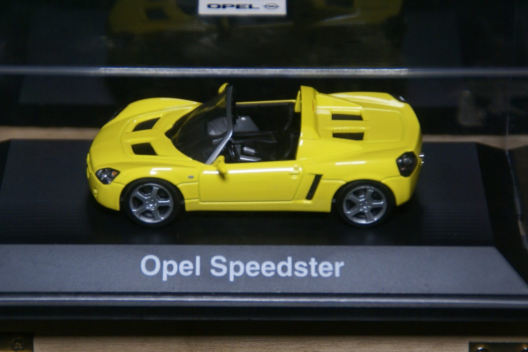 DSC05515 miniatuur Opel Speedster geel 1op43 MB