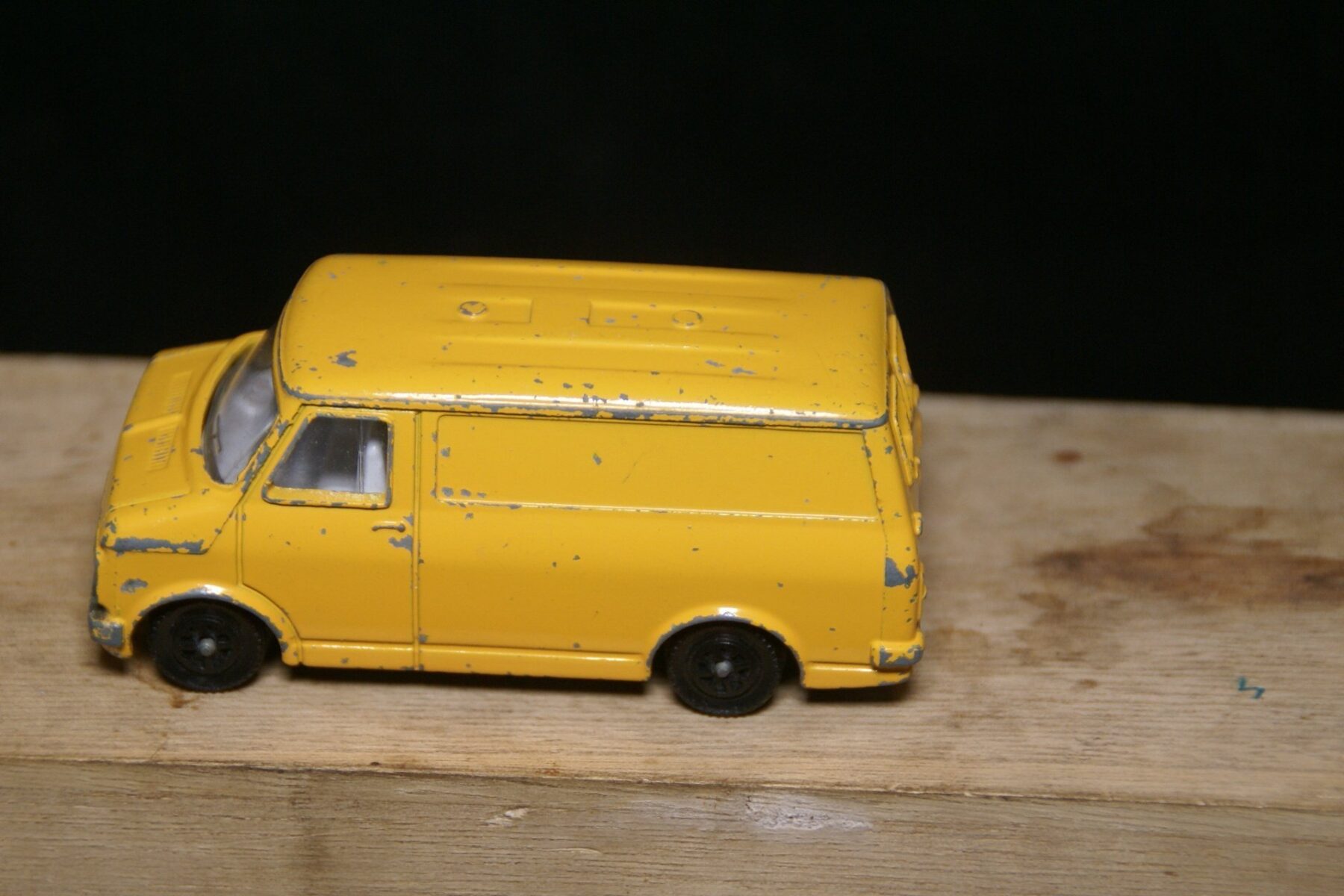 DSC05517 miniatuur Bedford van geel 1op43 Dinky Toys bespeeld