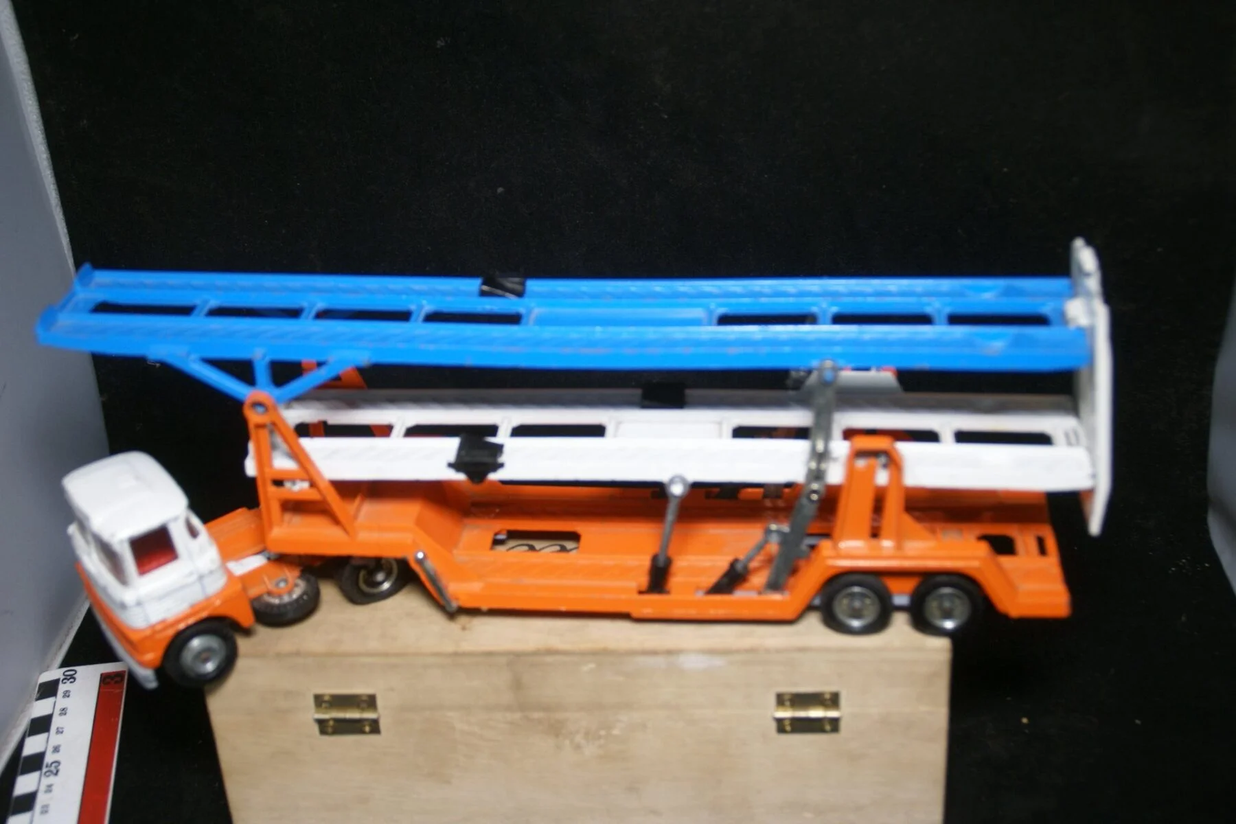 DSC05519 miniatuur Ford autotrailer 3 vooudig oranje wit ca 1op43 Corgi Toys bespeeld