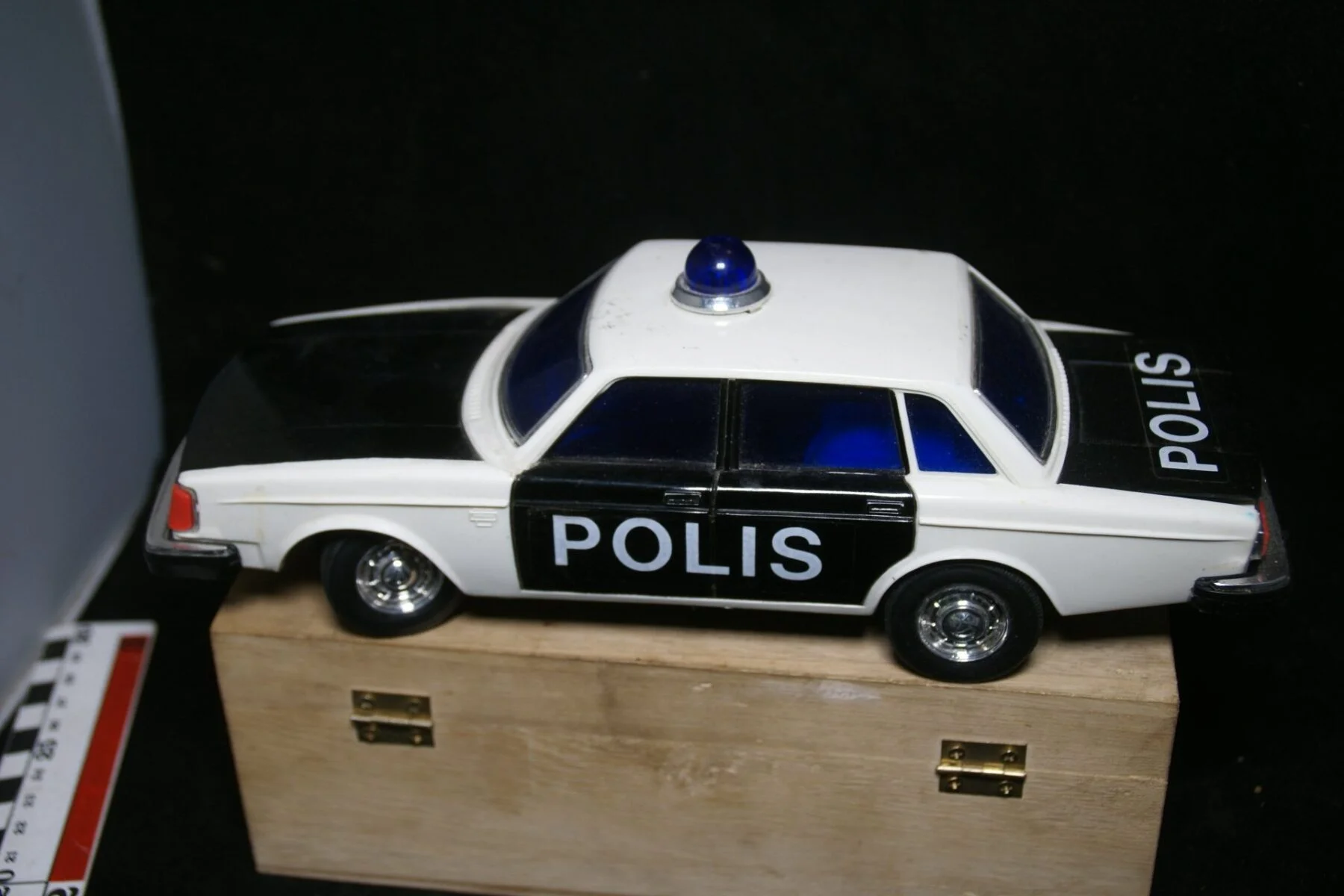 DSC05520 miniatuur Volvo 244 polis ca 1op18 zeer goede staat