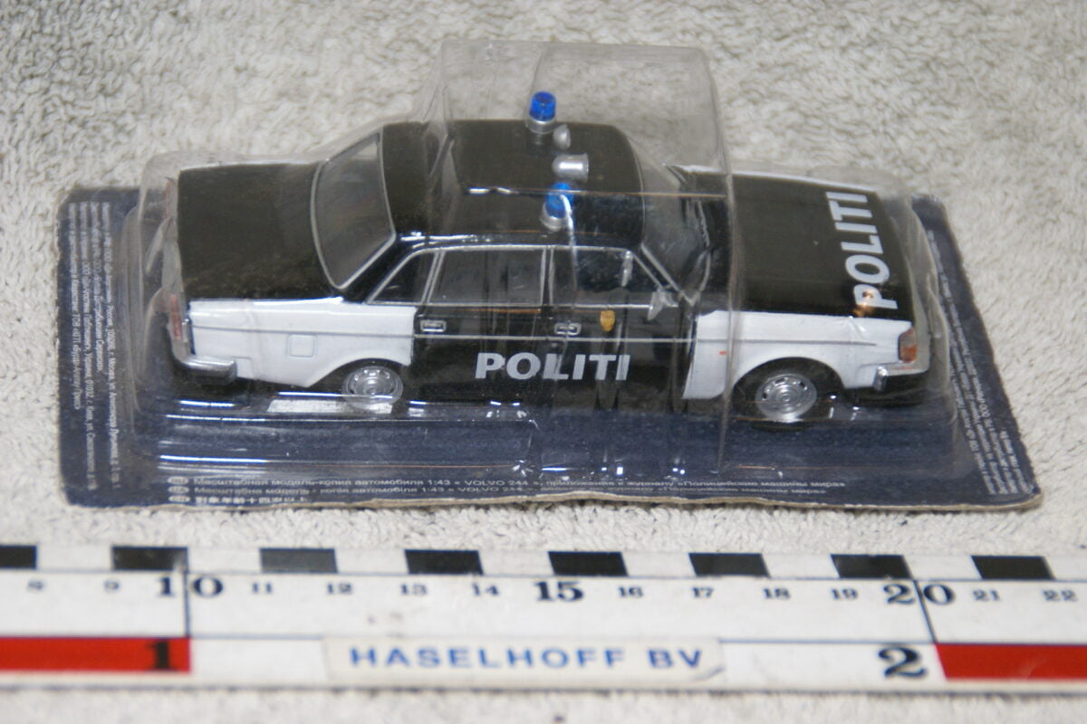 DSC07353 miniatuur Volvo 244 politi 1op43 MB