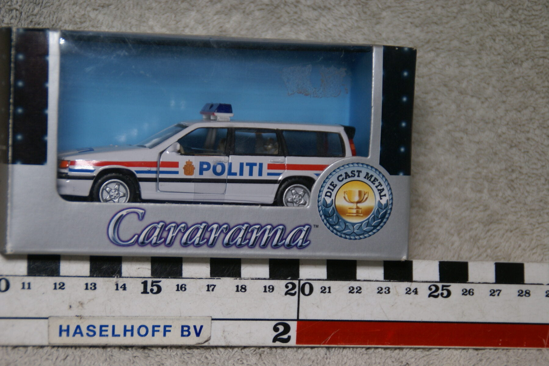 DSC07367 miniatuur Volvo V70 politi 1op43 210001 Hongwell Carrarama MB