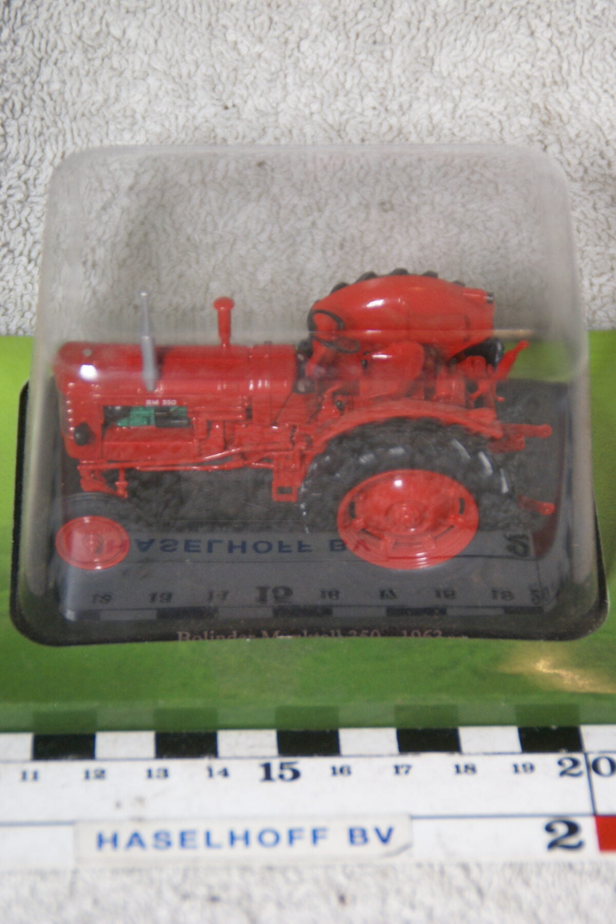 DSC07369 miniatuur 1963 Volvo Bolinder Munktell 350 tractor rood ca  1op43 604103 MB