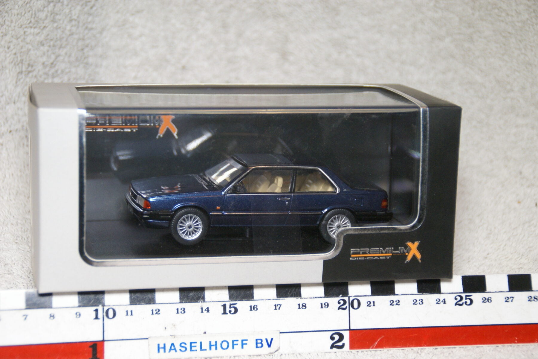 DSC07376 miniatuur 1977 Volvo 780 blauw 1op43 210001 PremiumX PRD371 702034 MB