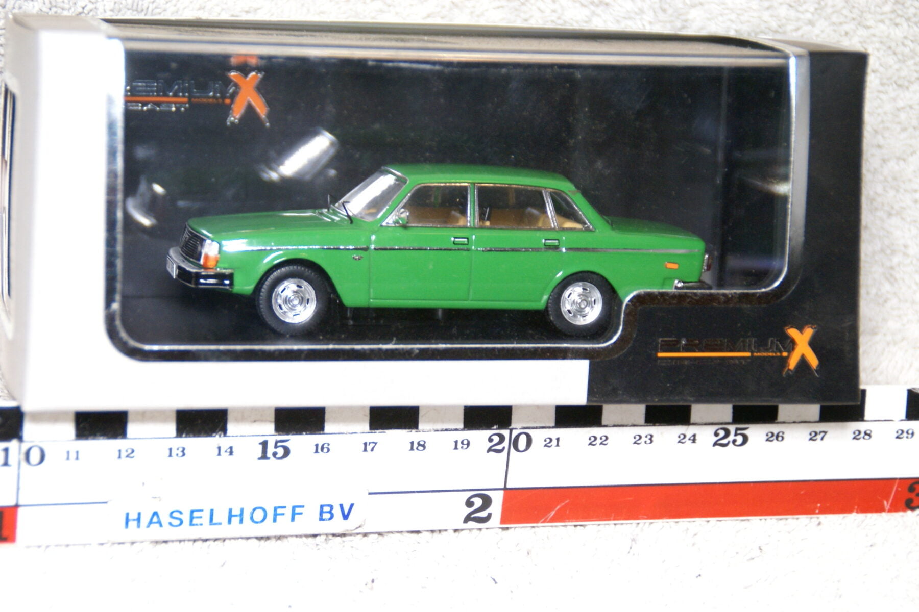 DSC07380 miniatuur 1977 Volvo 244 groen 1op43 210001 PremiumX MB