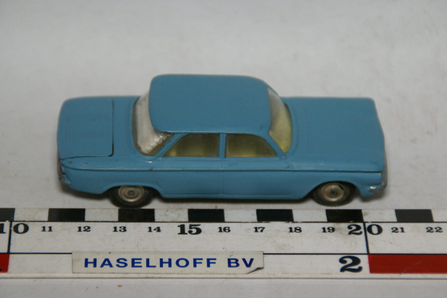 DSC07566 miniatuur Chevrolet Corvair blauw 1op43 Corgi Toys