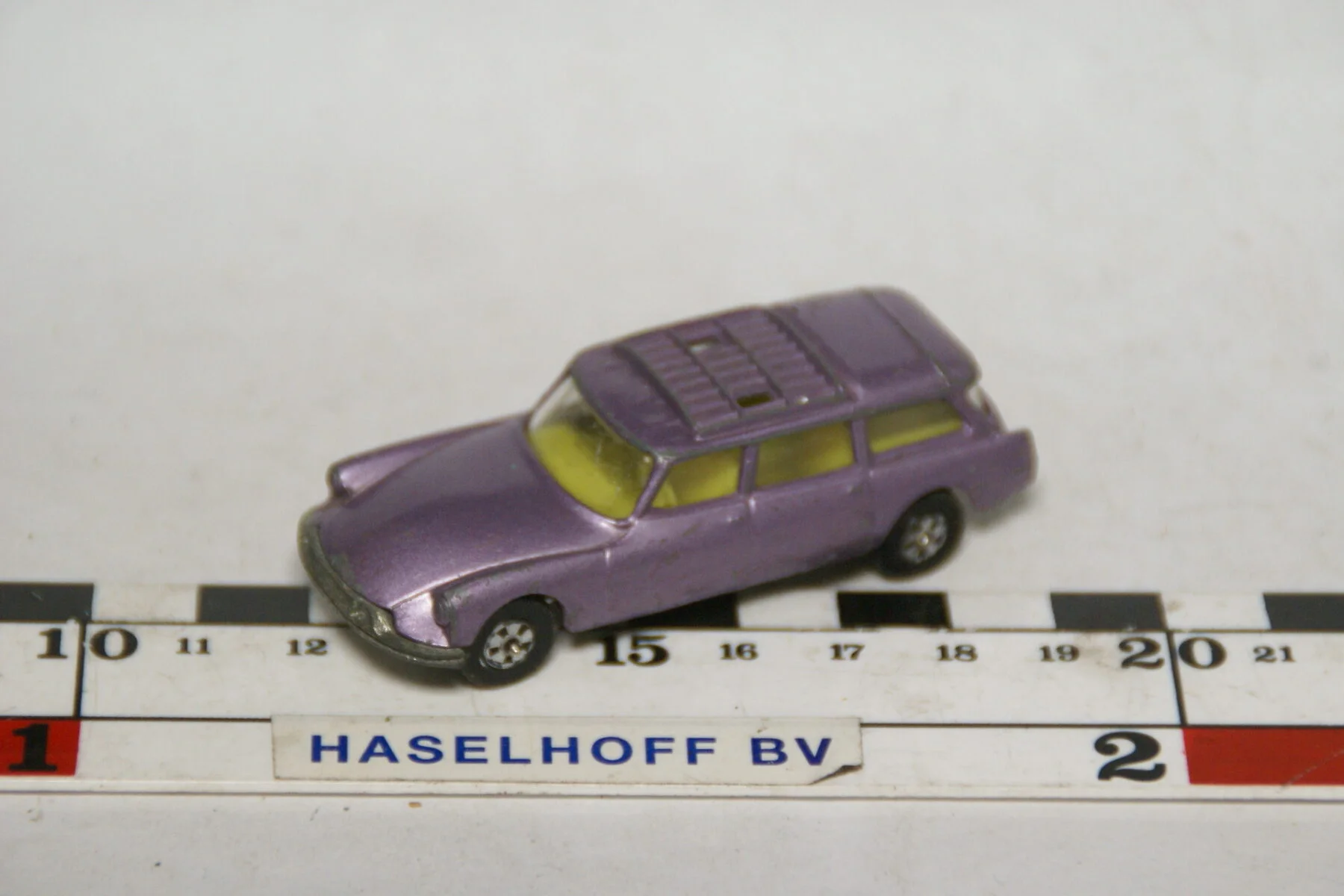 DSC07567 miniatuur Citroen DS stationcar paars ca 1op72 Husky