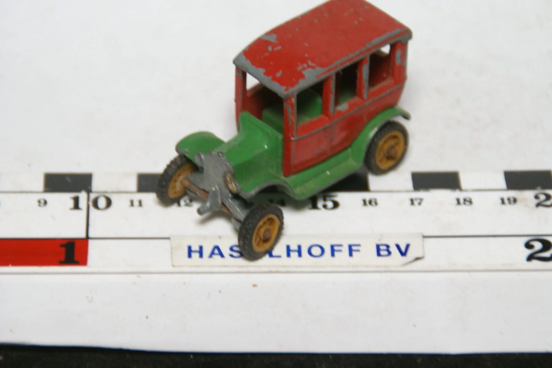 DSC07573 miniatuur 1919 T Ford rood groen ca 1op72 Best Box