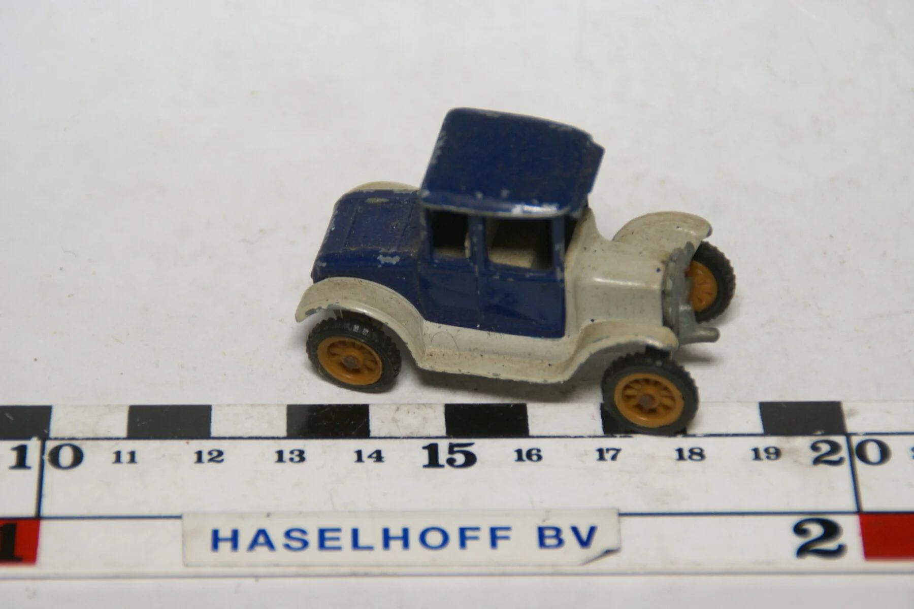 DSC07575 miniatuur 1919 T Ford blauw wit ca 1op72 Best Box